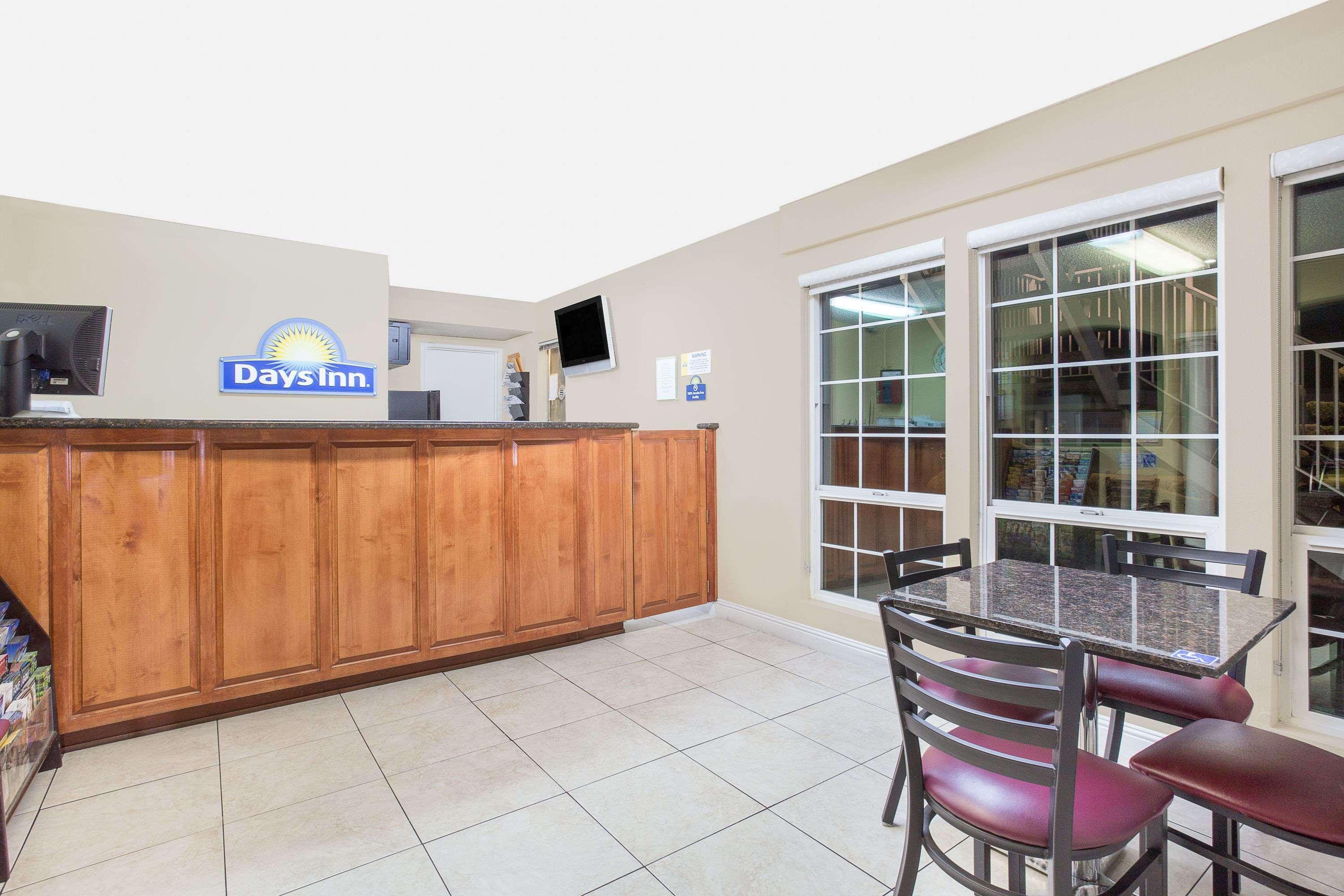 Vista Lobby Days Inn by Wyndham Turlock