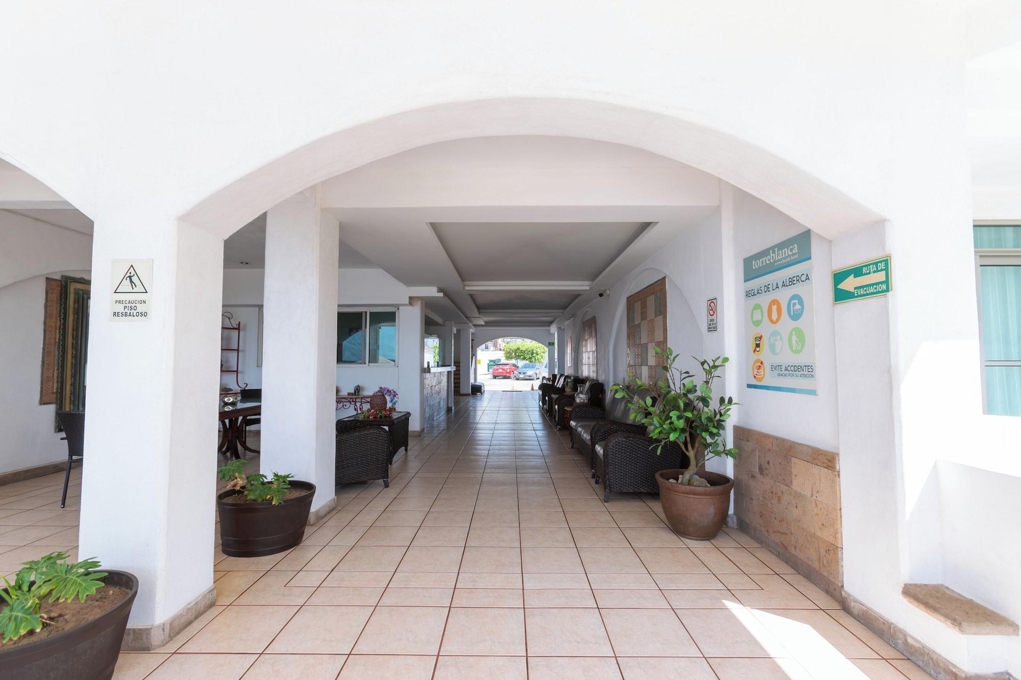 Vista Lobby Torreblanca Beach Hotel and Suites Guayabitos - Desayuno y Comida Incluido
