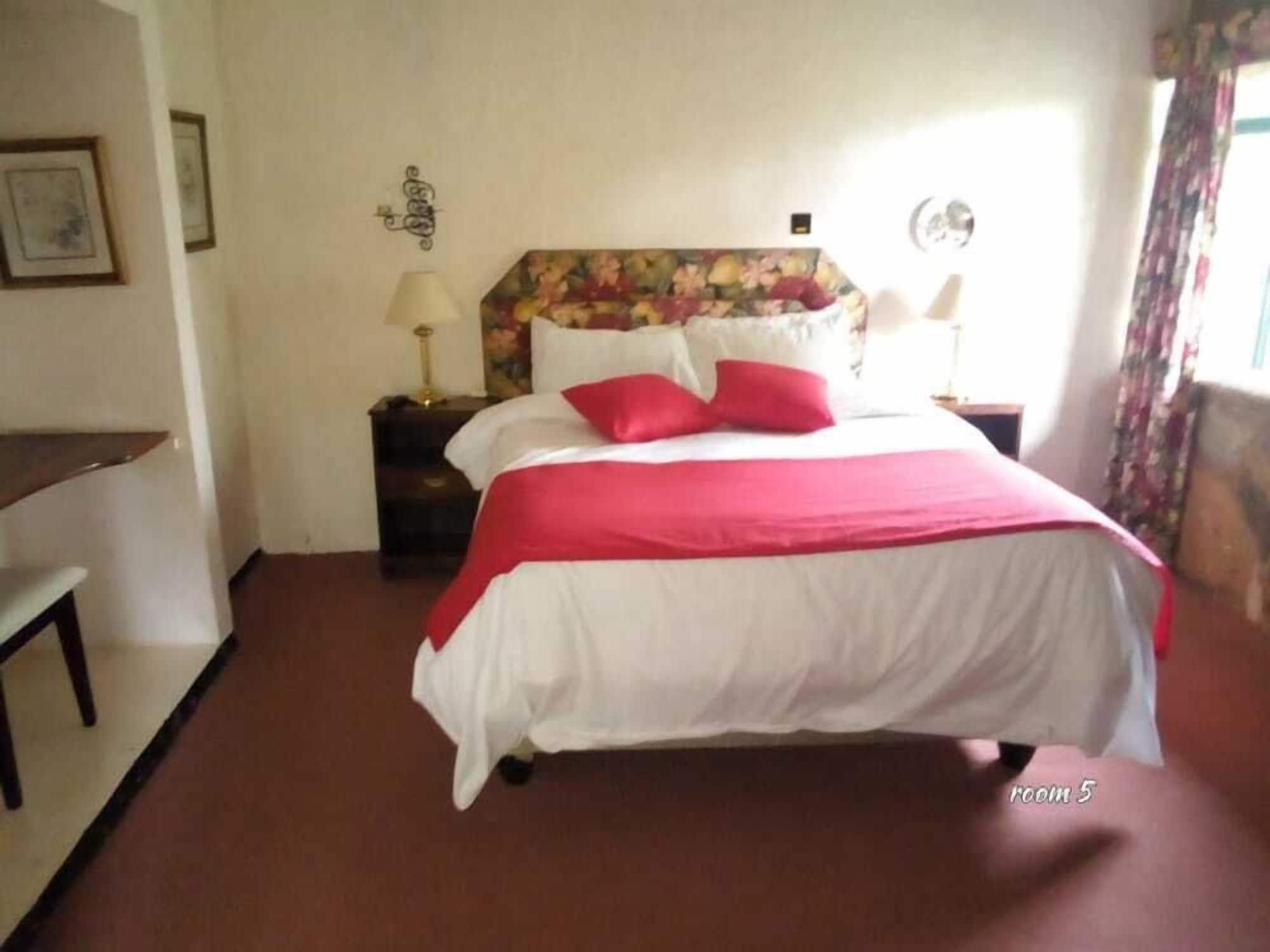 Varios Pine Tree Inn