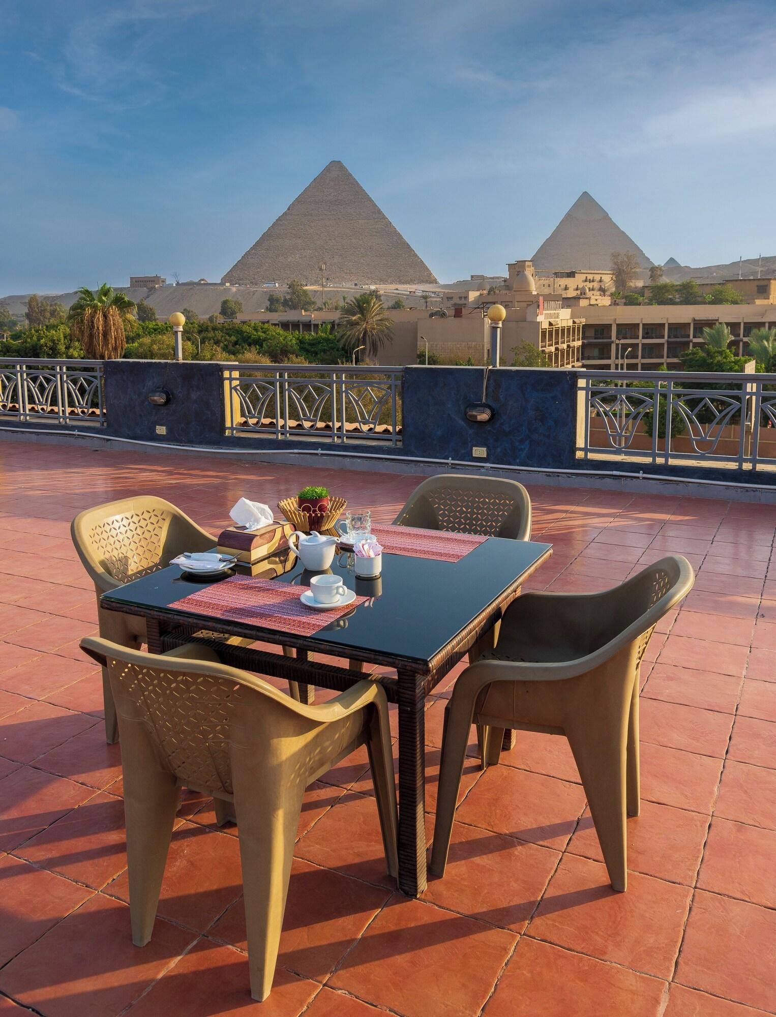 Vista Exterior Regency Pyramids
