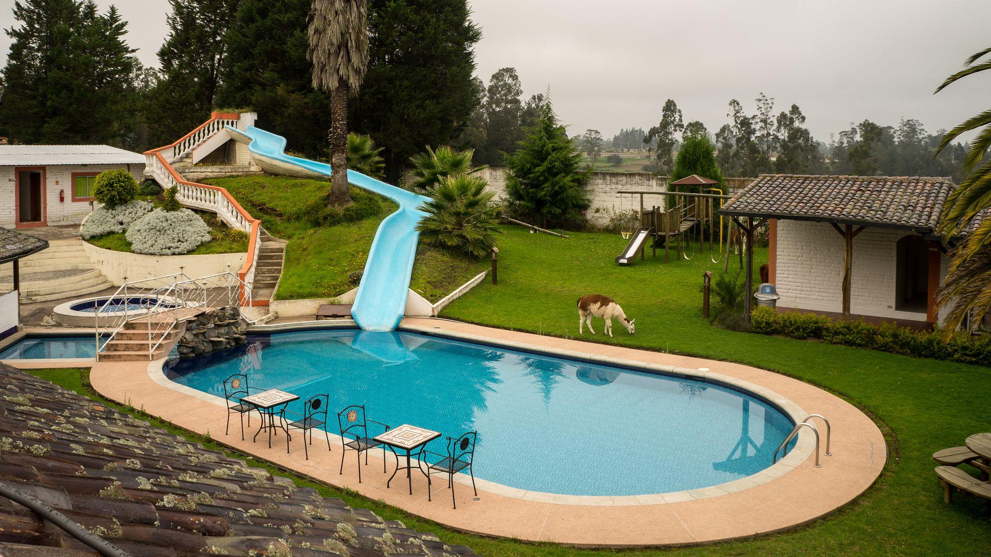 Vista Piscina Hosteria San Carlos Tababela