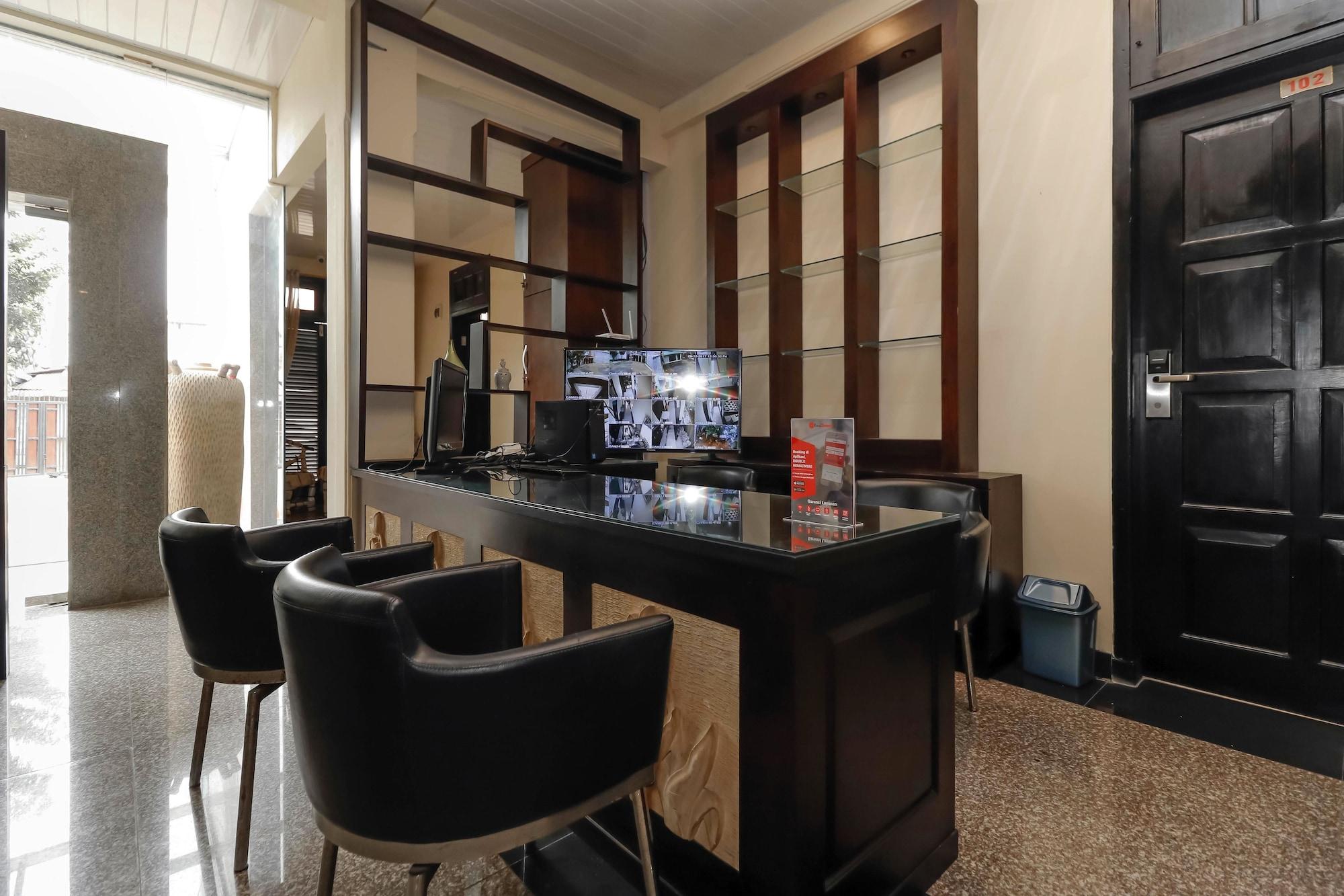 Vista Lobby RedDoorz Plus near Halim Perdanakusuma 2