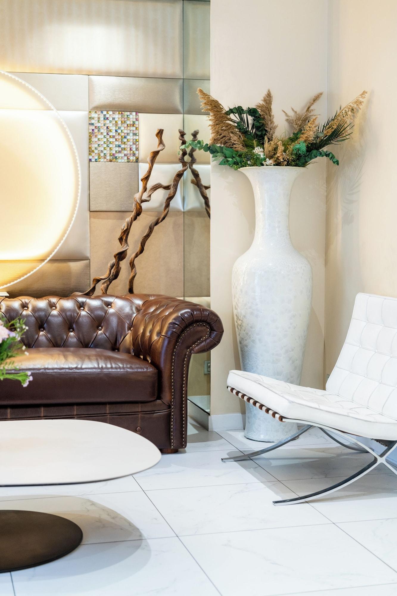 Vista Lobby 7 Eiffel by Malone