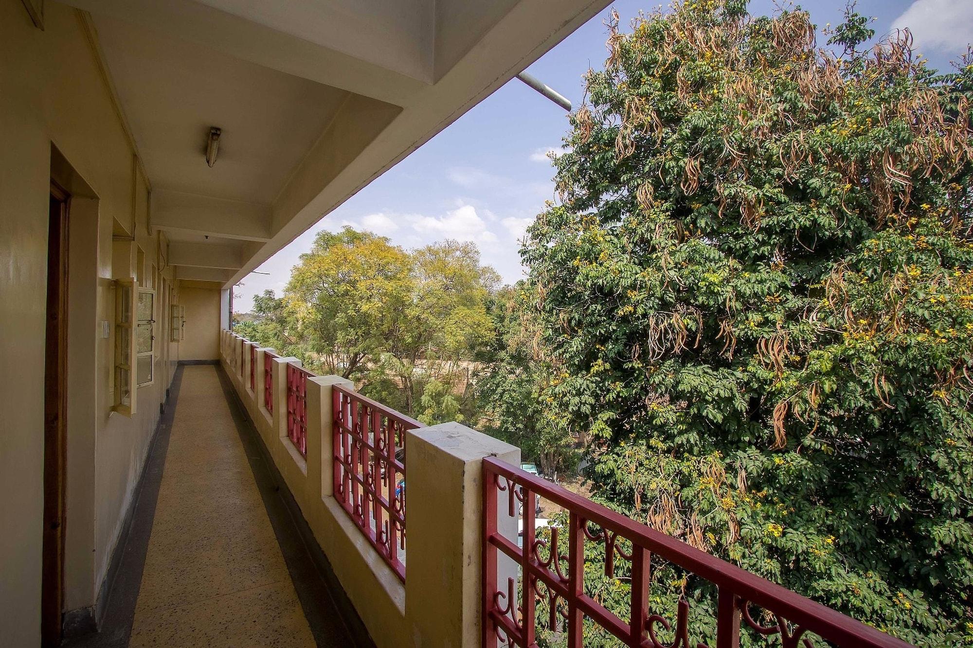 Varios Seldom Hotel