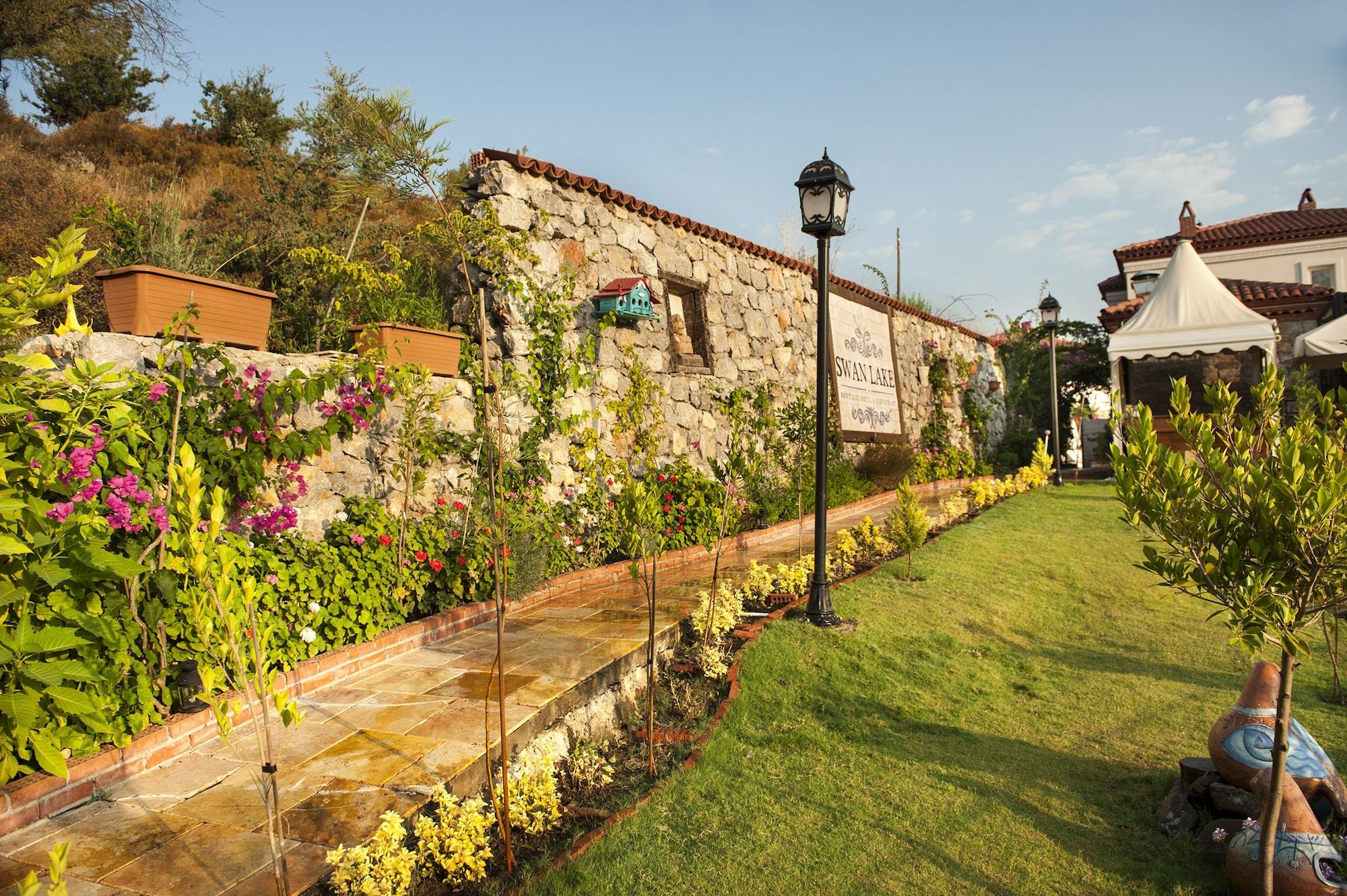 Vista Lobby Swan Lake Boutique Hotel - Adults Only