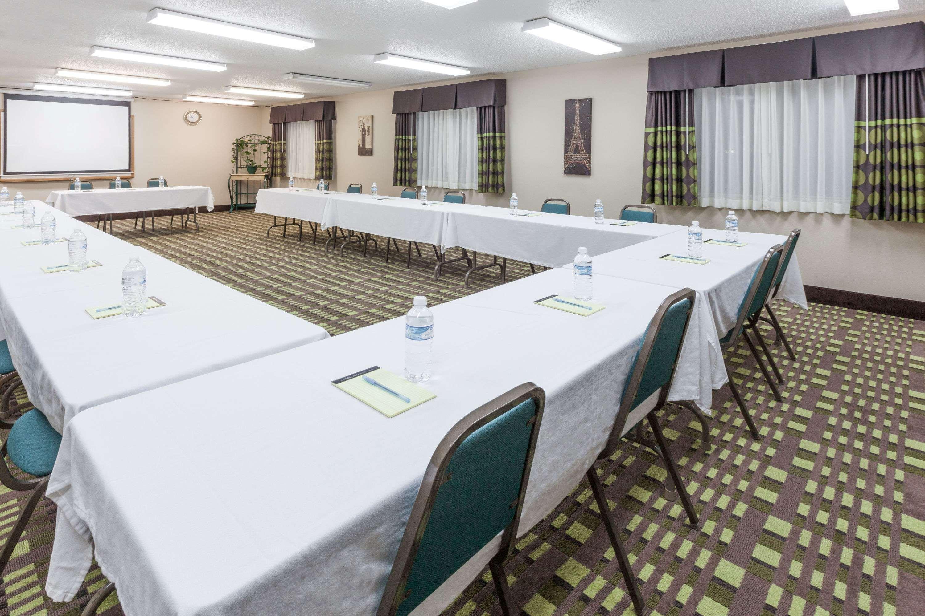 Centro de Negocios Super 8 by Wyndham Bedford DFW Airport West