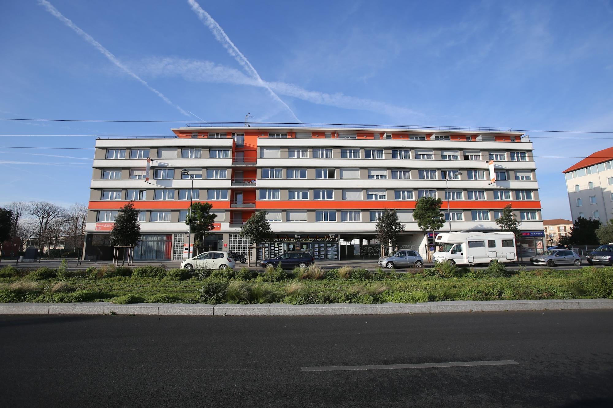 Vista Exterior Adonis Paris Sud