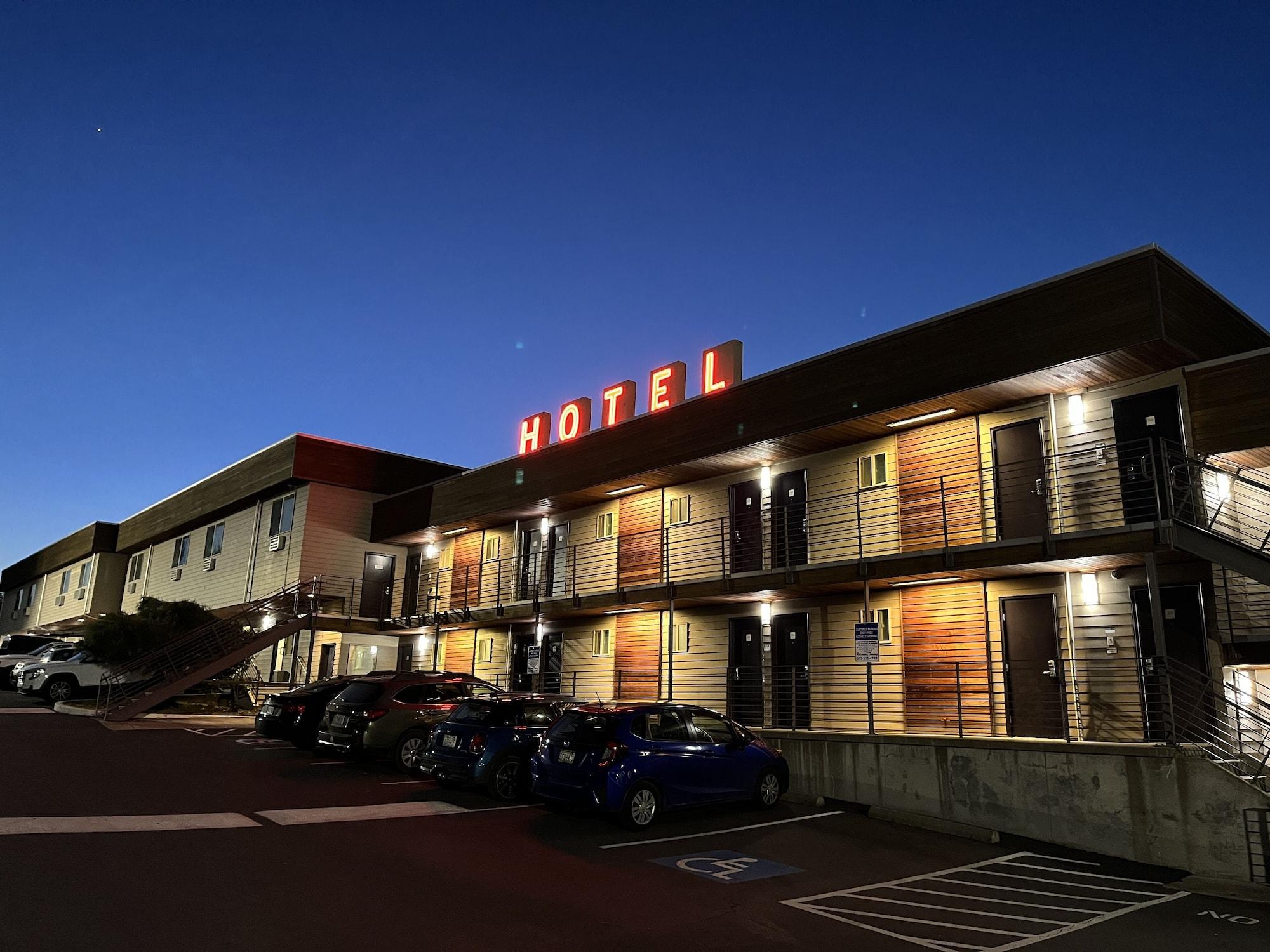 Varios Aladdin Inn & Suites
