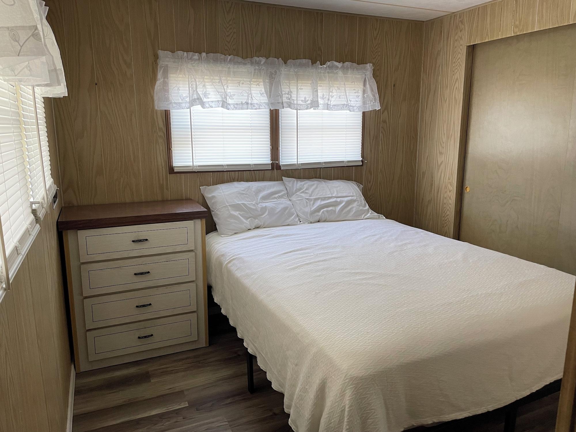 Habitación Fun In The Sun at a 55+ Community that is in a quiet residential area.