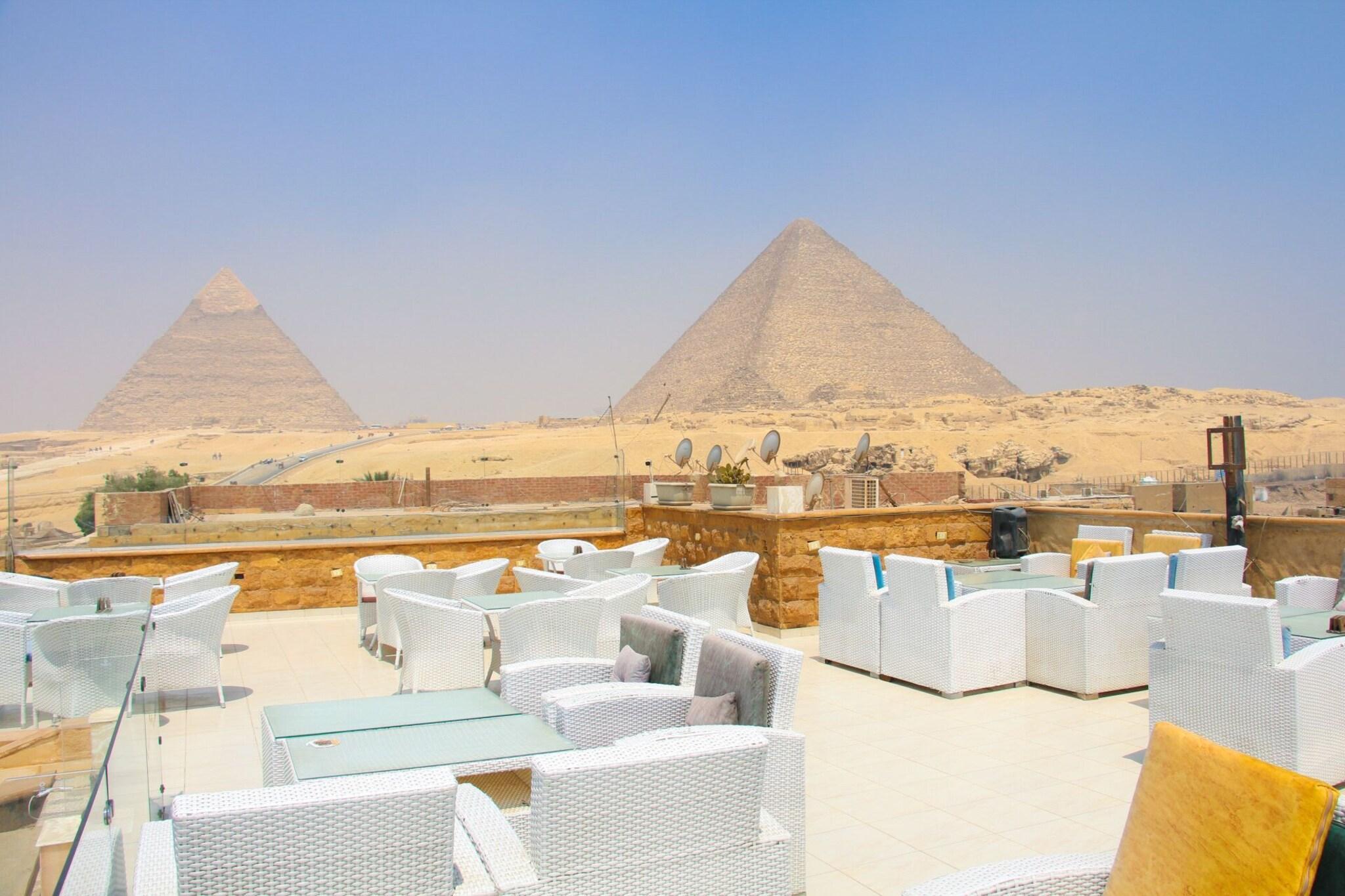 Vista Exterior Pyramids Valley