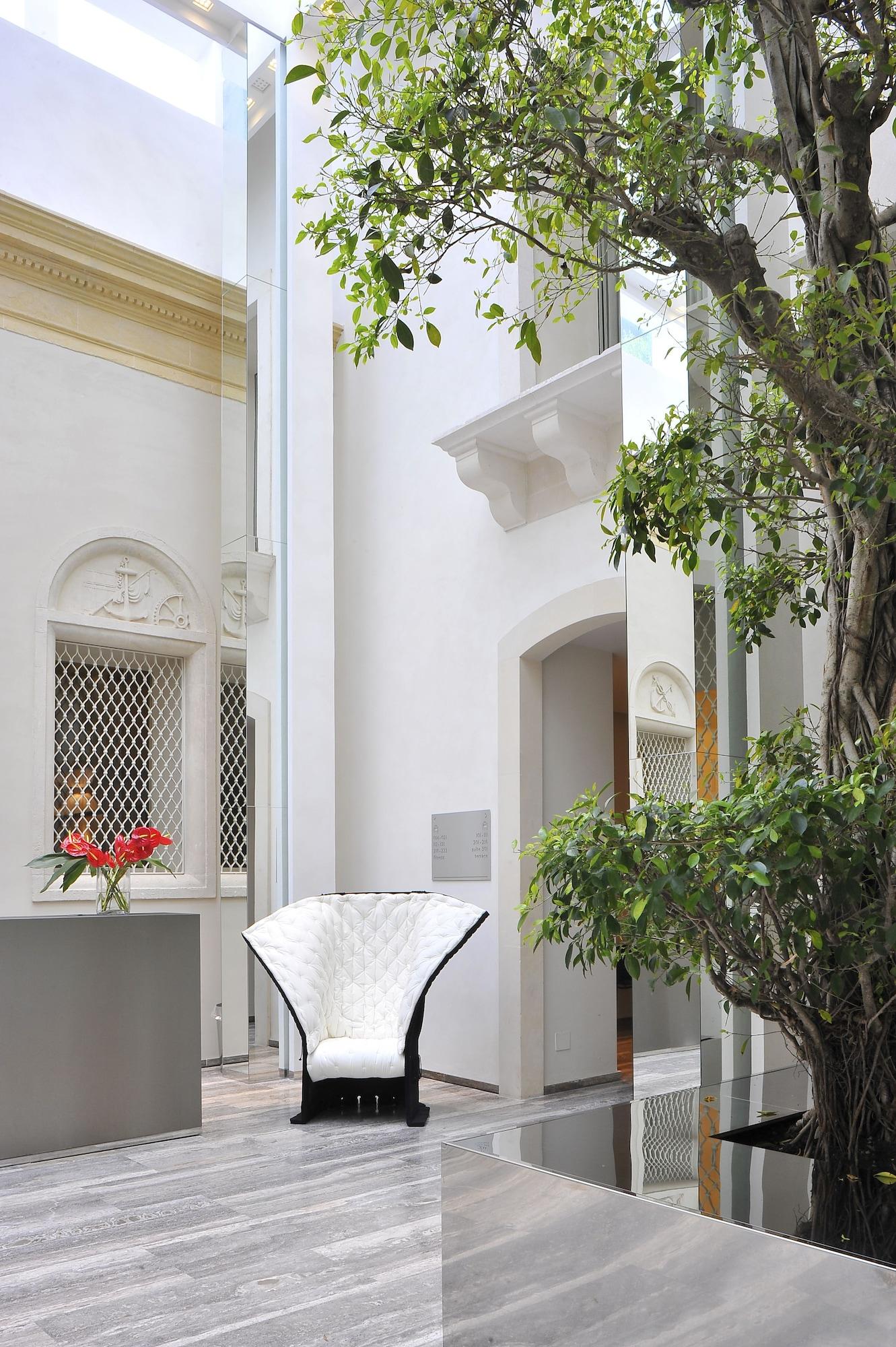 Vista Lobby Romano House