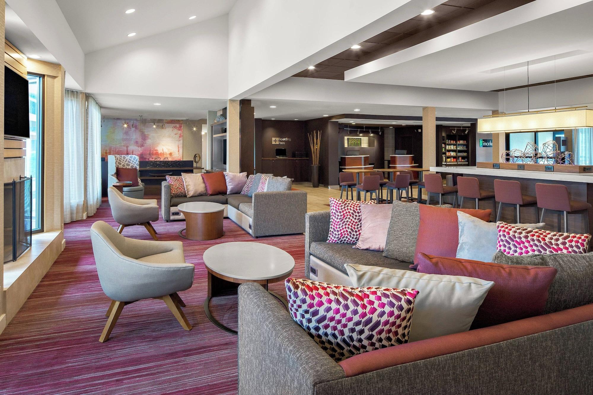Vista Lobby Courtyard by Marriott Pittsburgh Airport