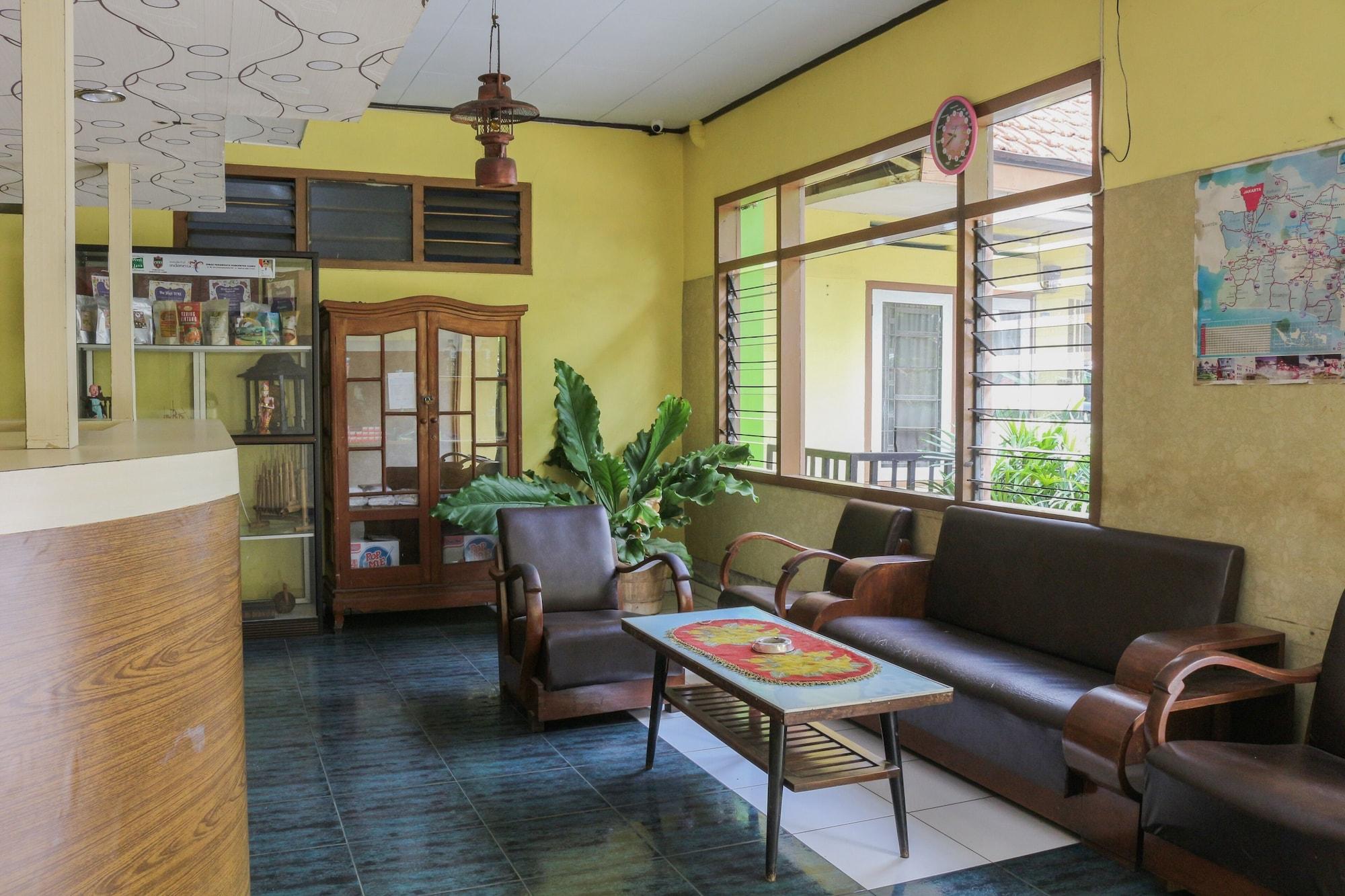 Vista Lobby OYO Life  1708 Hotel Budi Famili 1 Syariah