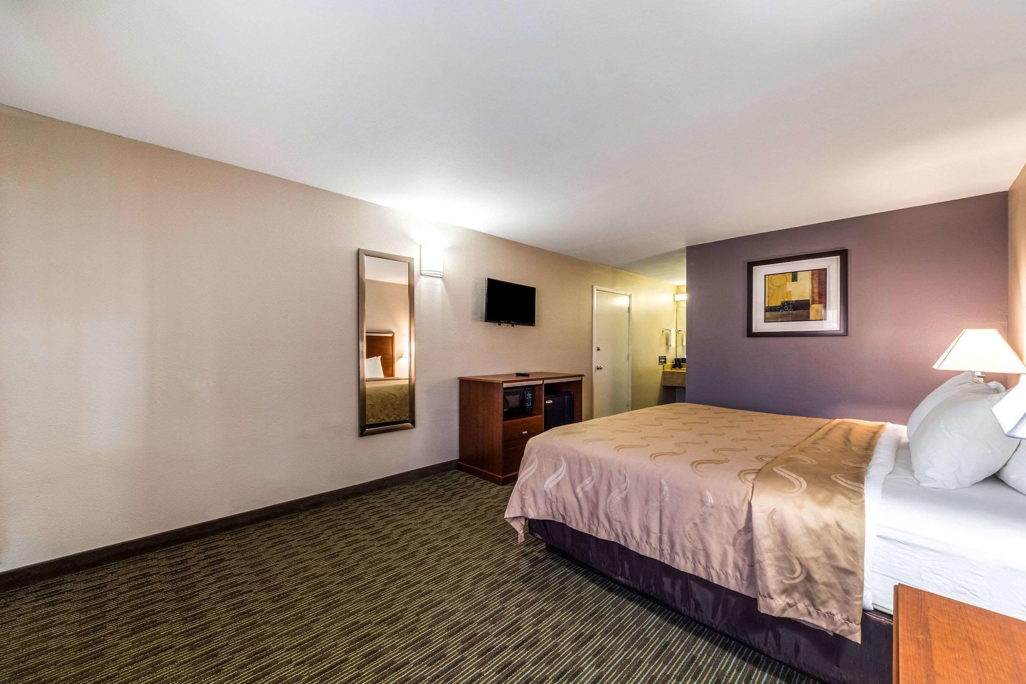 Suite Quality Inn University near Downtown