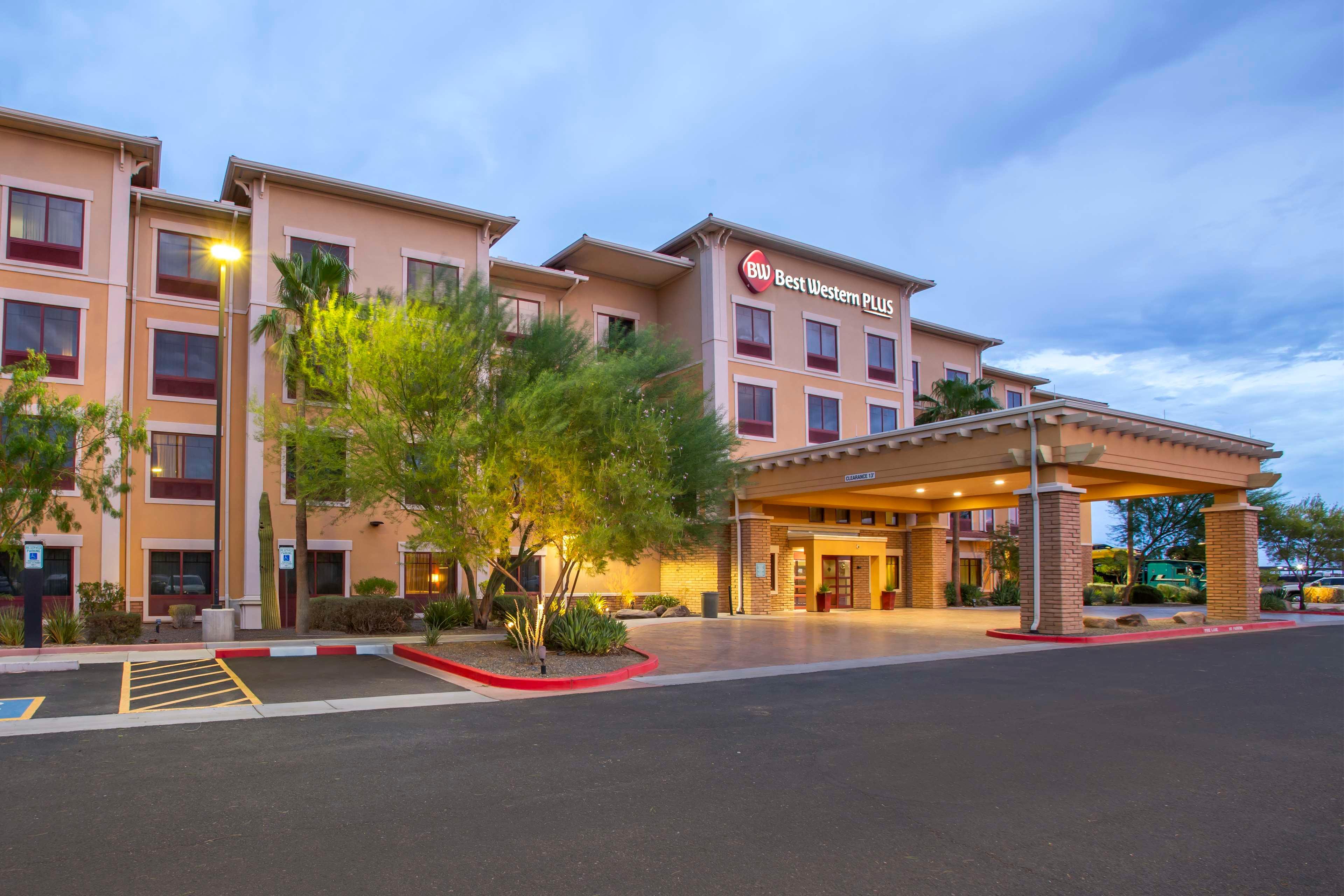 Vista Exterior Best Western Plus Chandler Hotel & Suites