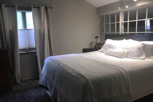 Alquiler Vacacional - Spacious house, yard, hot tub & games — 1 mile to Downtown and the East Side