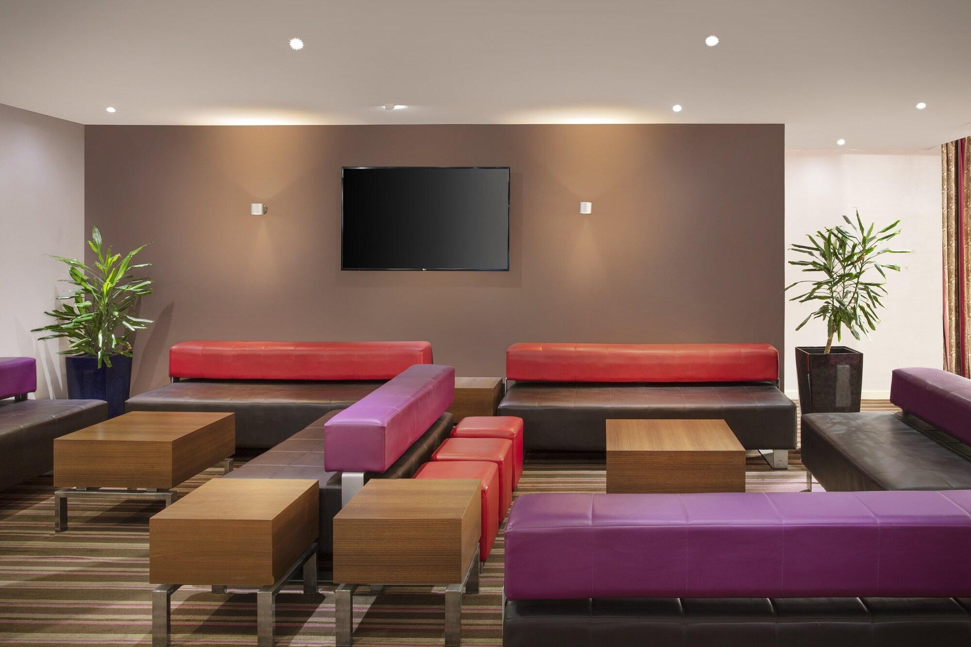 Vista Lobby Holiday Inn Express Poole by IHG