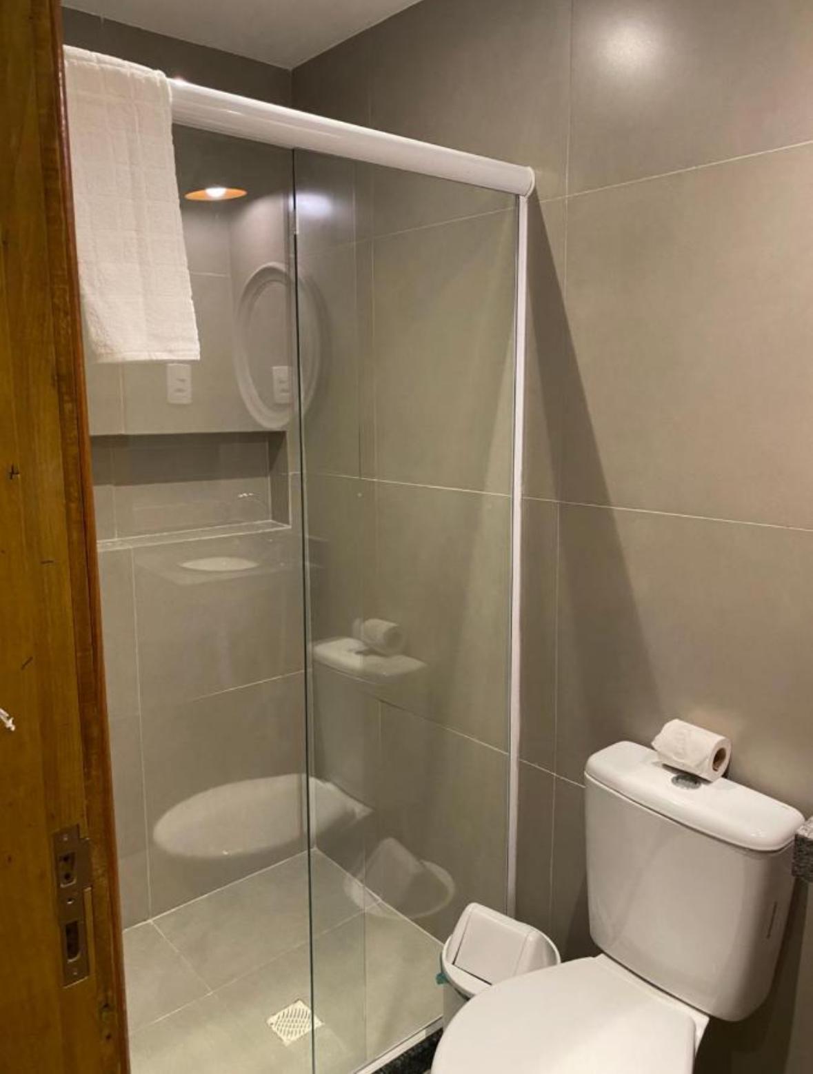 Baño HMG Suítes Inn Budget Rio