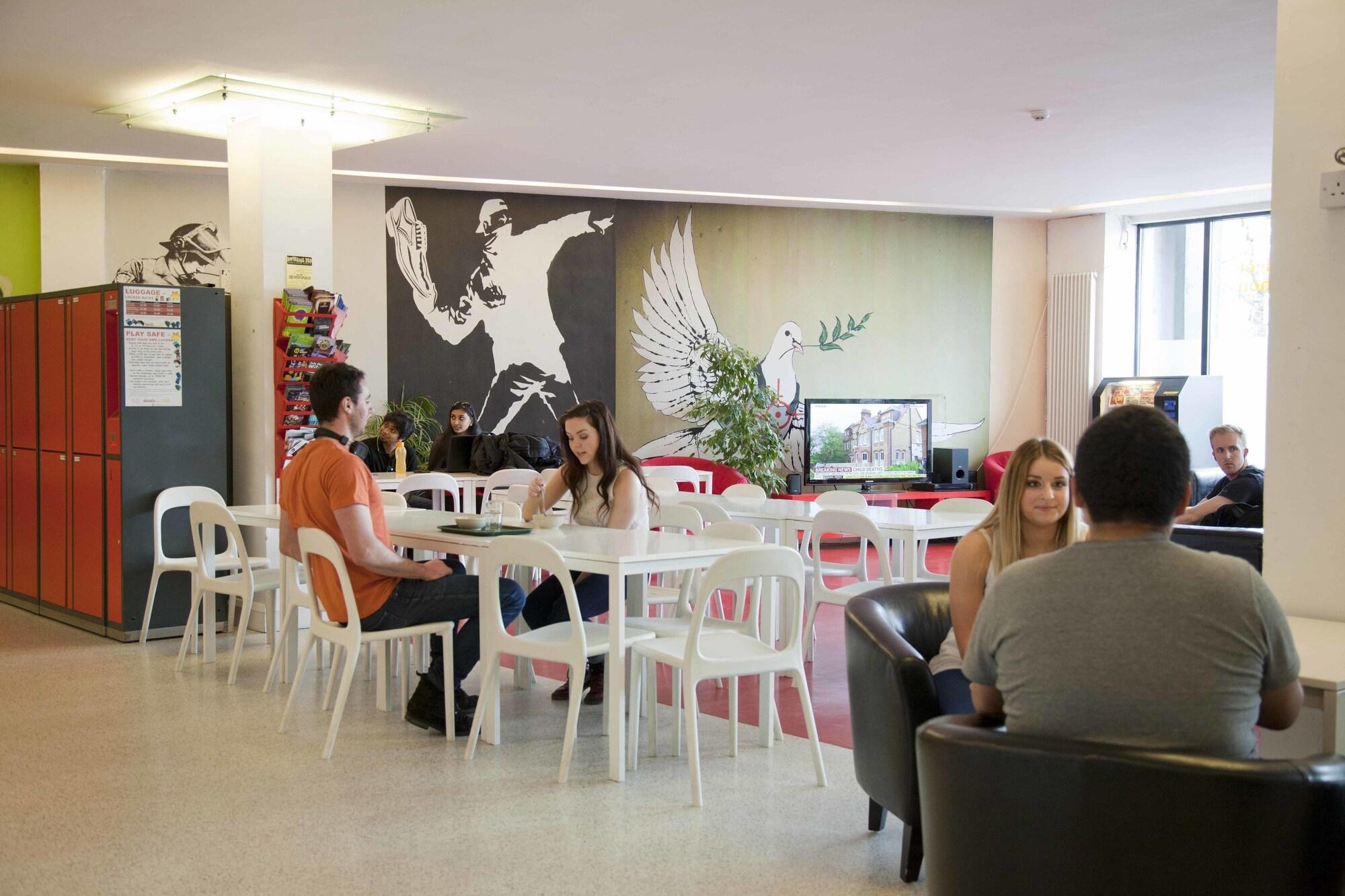Varios Abigails Hostel