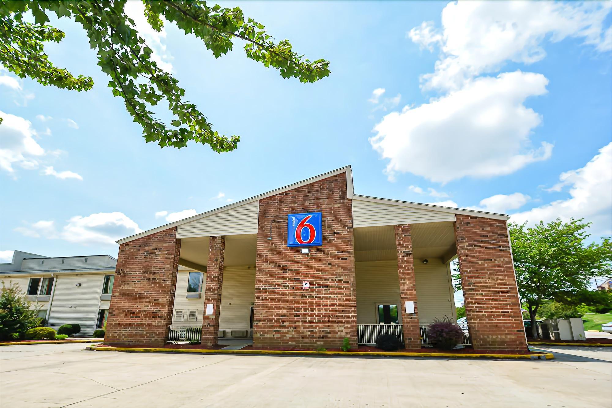 Vista Exterior Motel 6 Greensboro, NC - Airport
