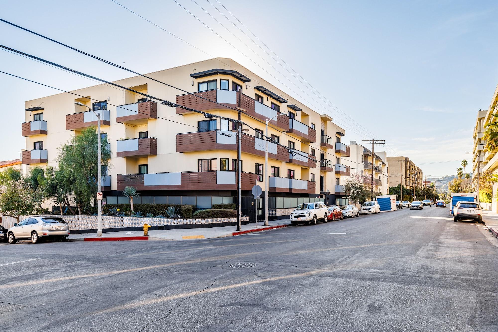 Vista Exterior Heaven on Hollywood Boulevard Furnished Apartments