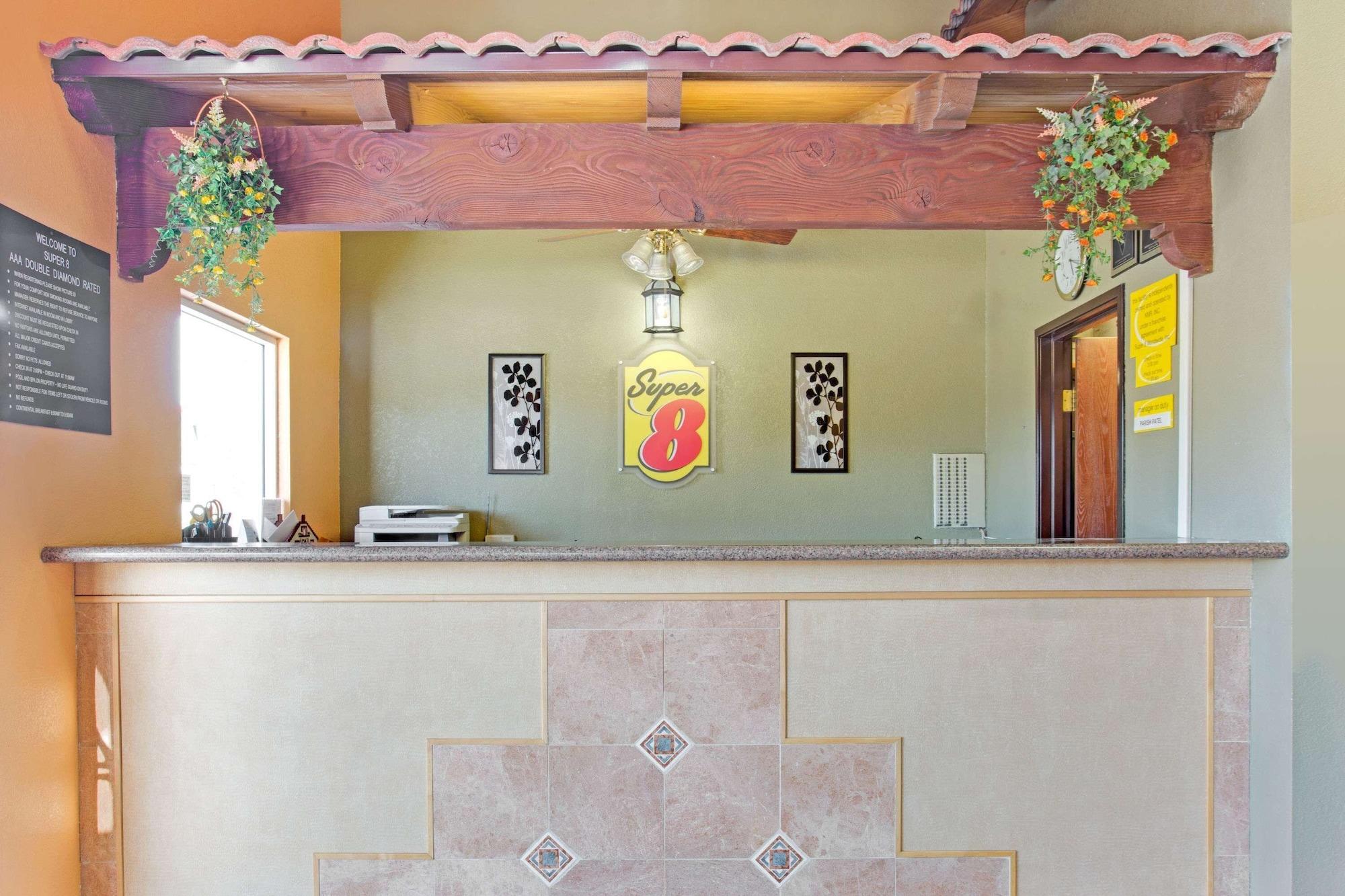 Vista Lobby Super 8 by Wyndham Tucson Downtown Convention Center