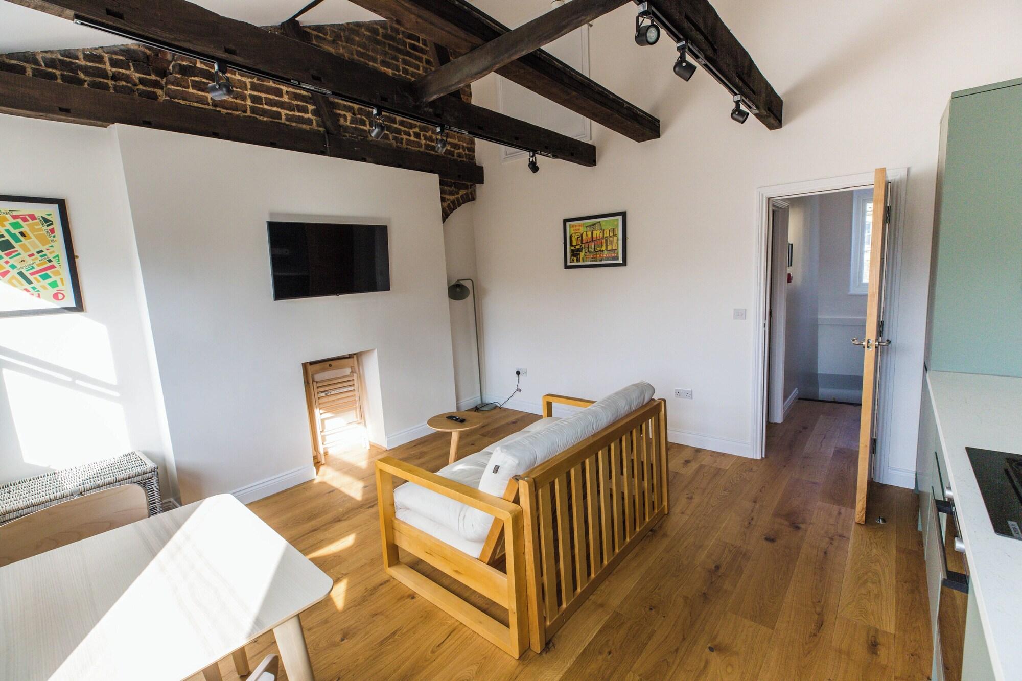 Varios St Athans Hotel