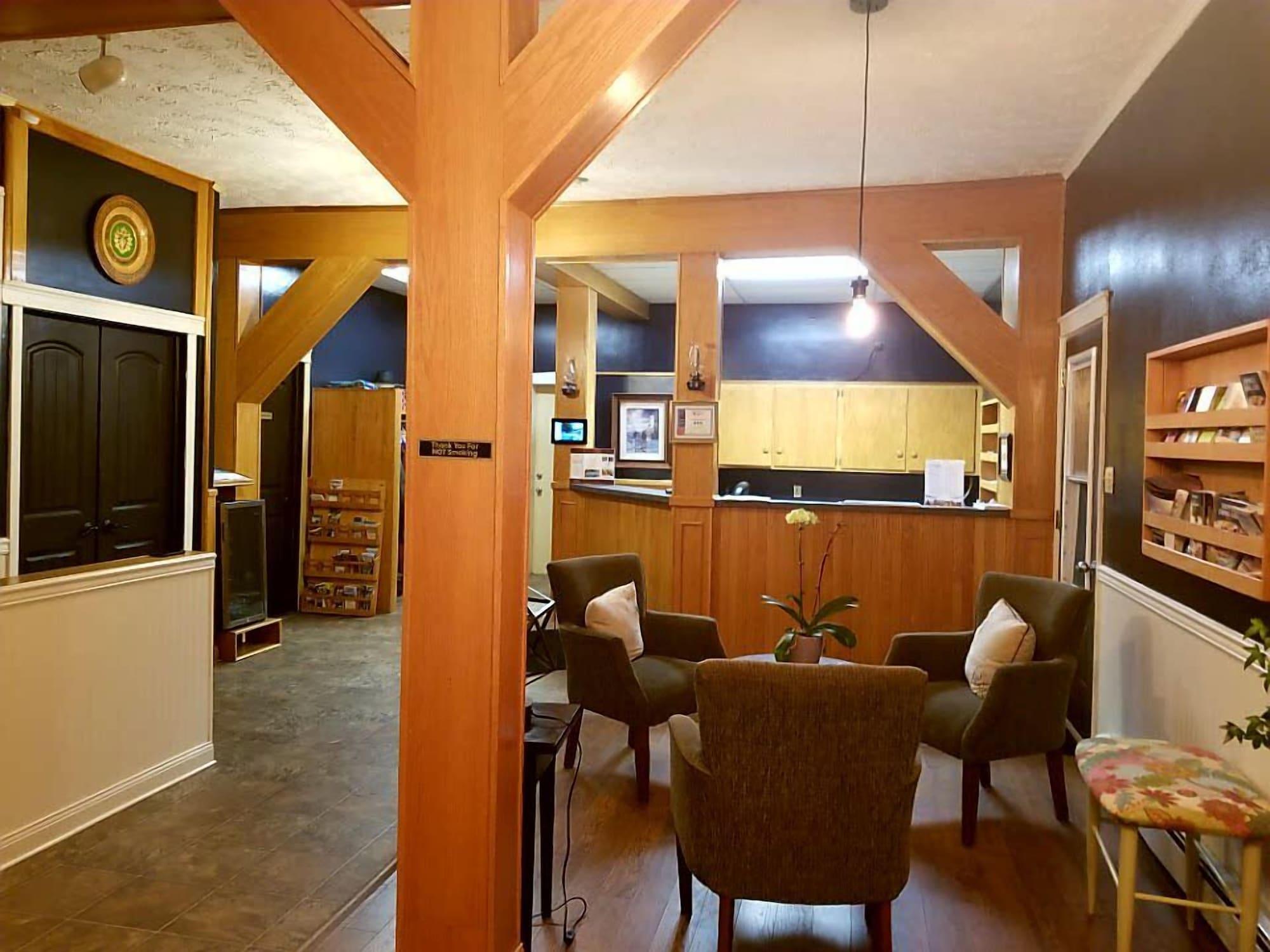 Vista Lobby Silverwood Inn & Suites