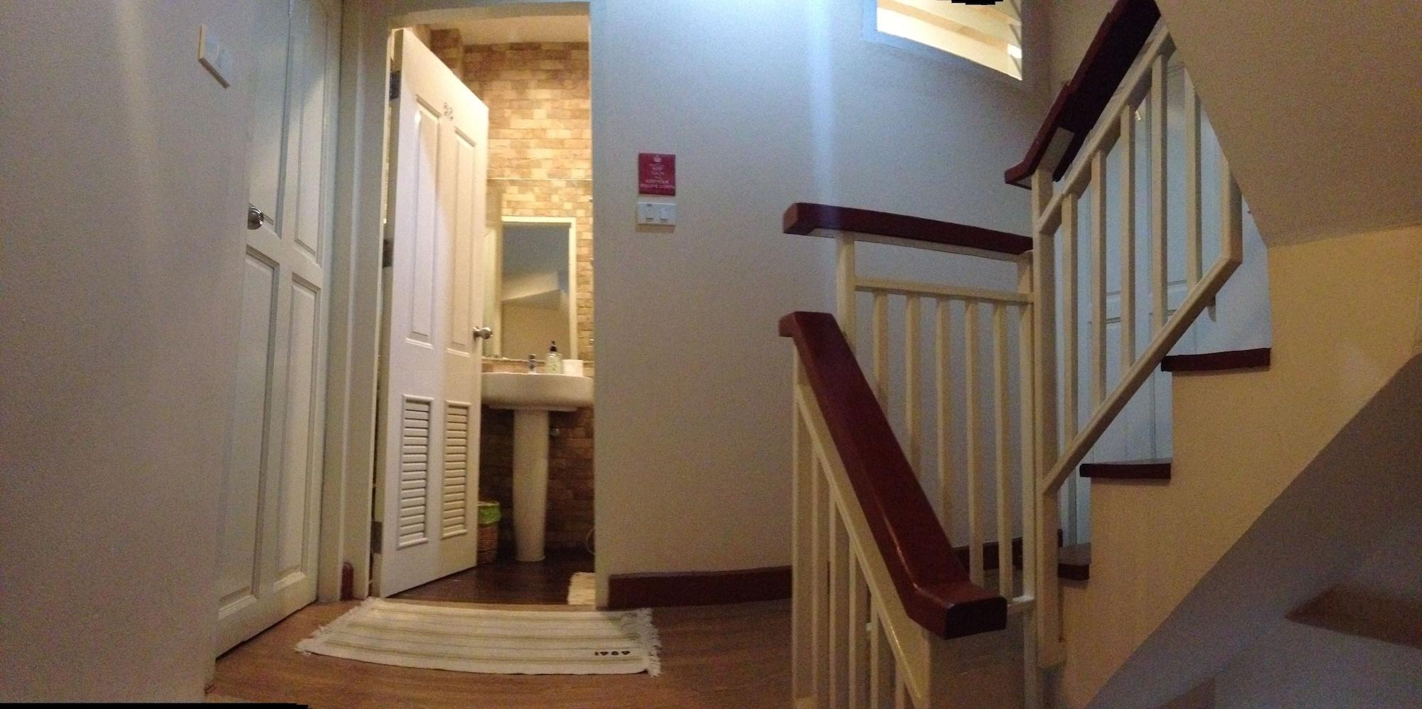 Varios Small Space Cafe and Hostel