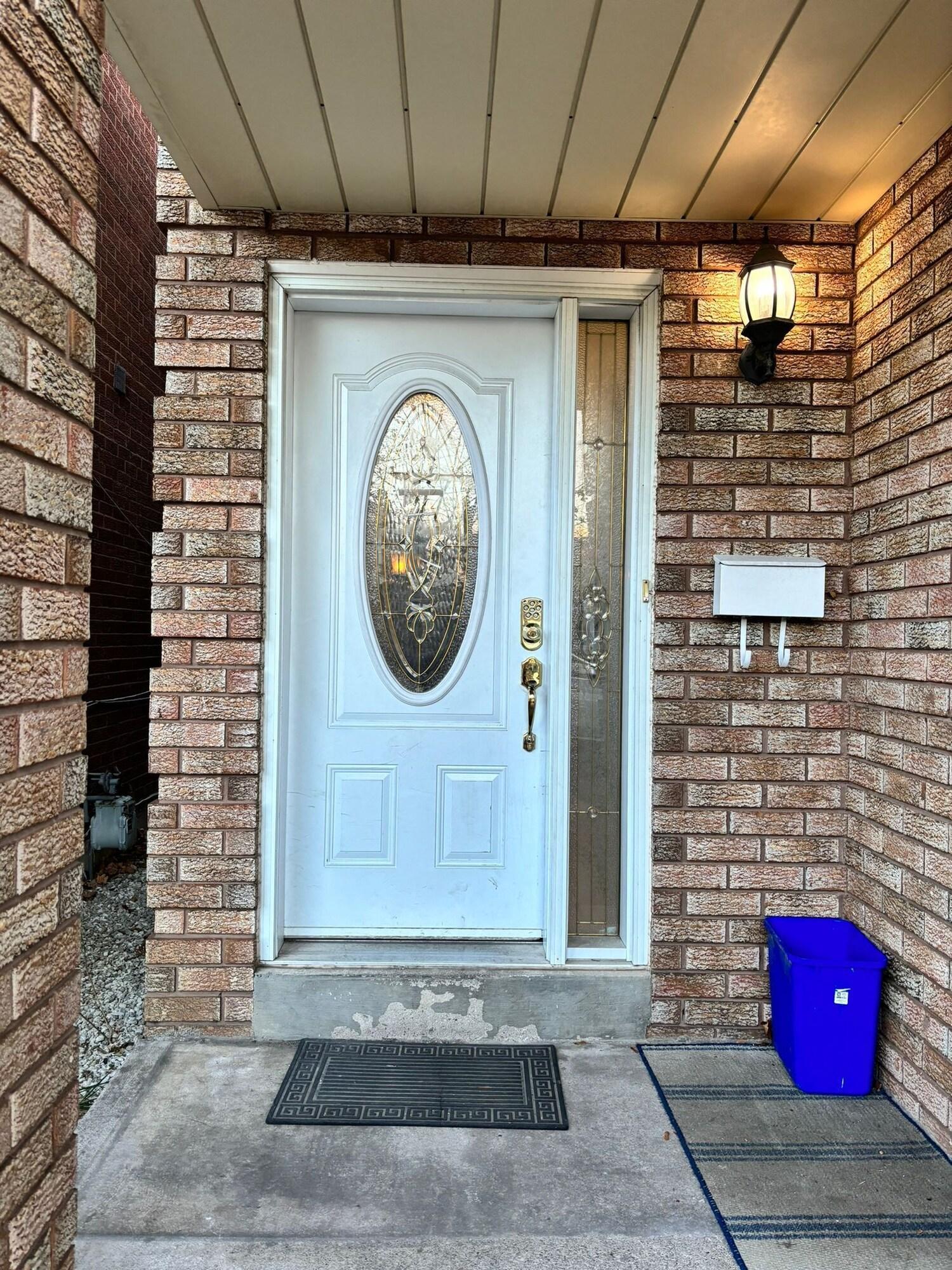 Varios Queen room near Sheridan College