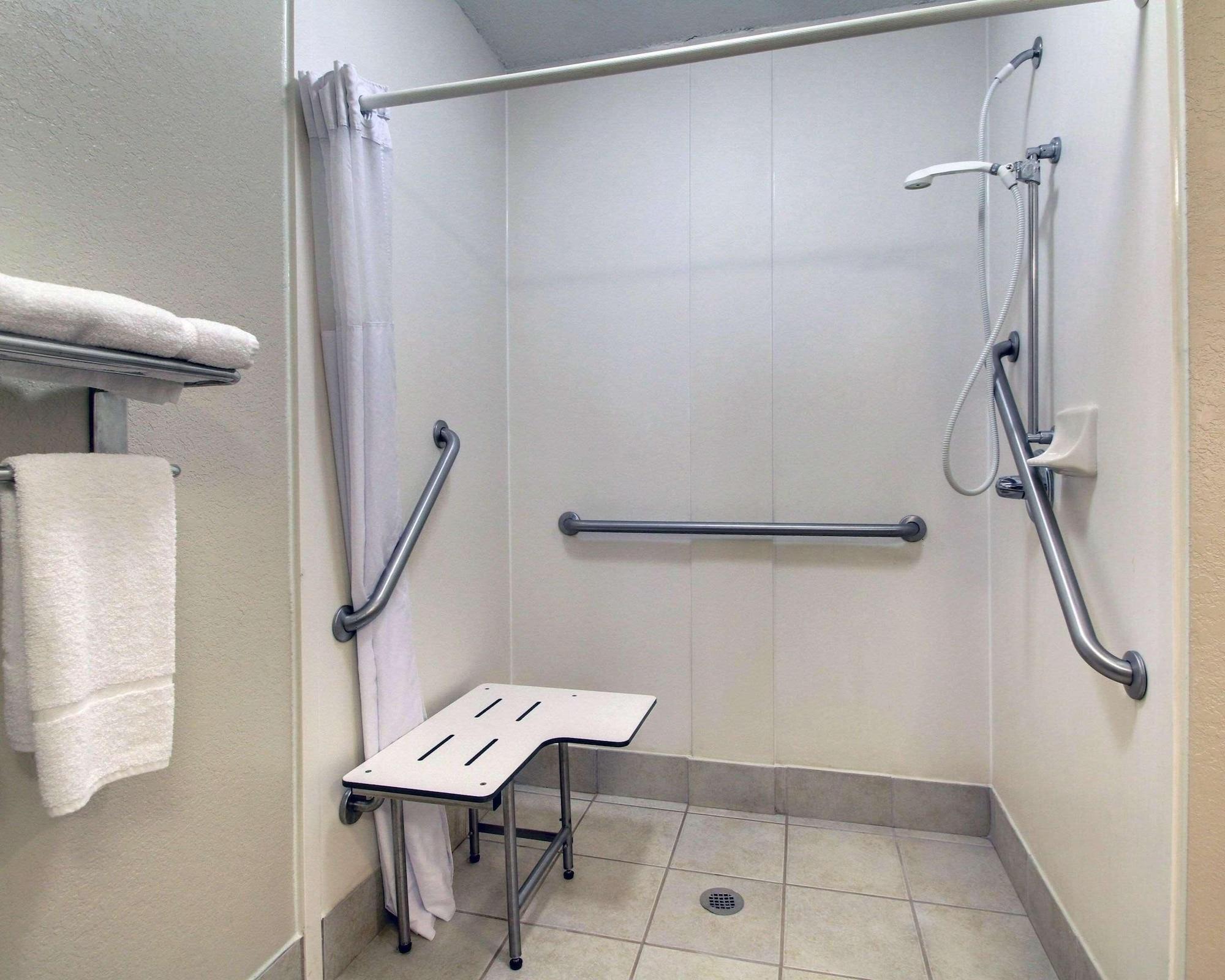 Baño Columbia Inn & Suites