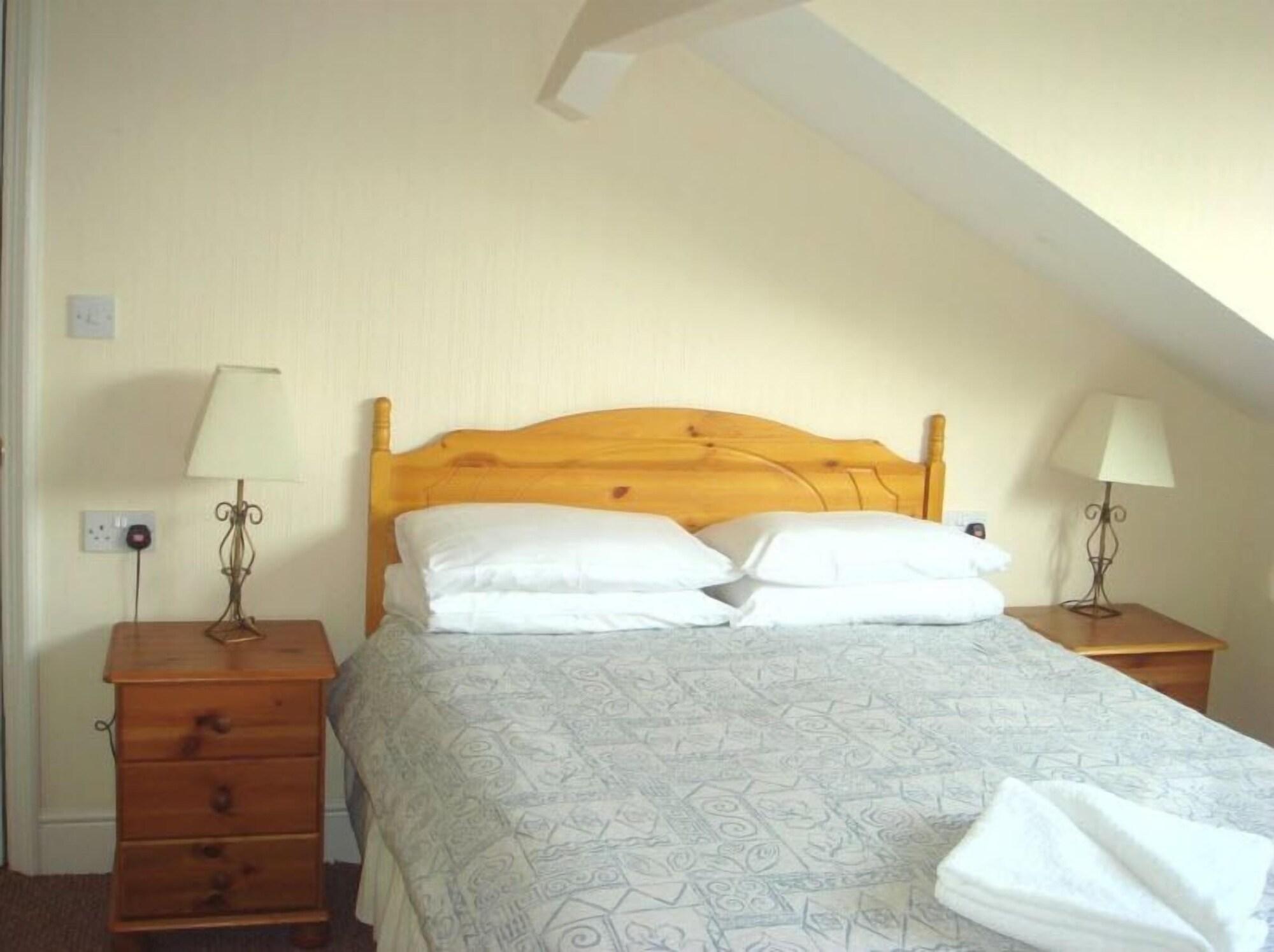 Varios Ashwood Hotel