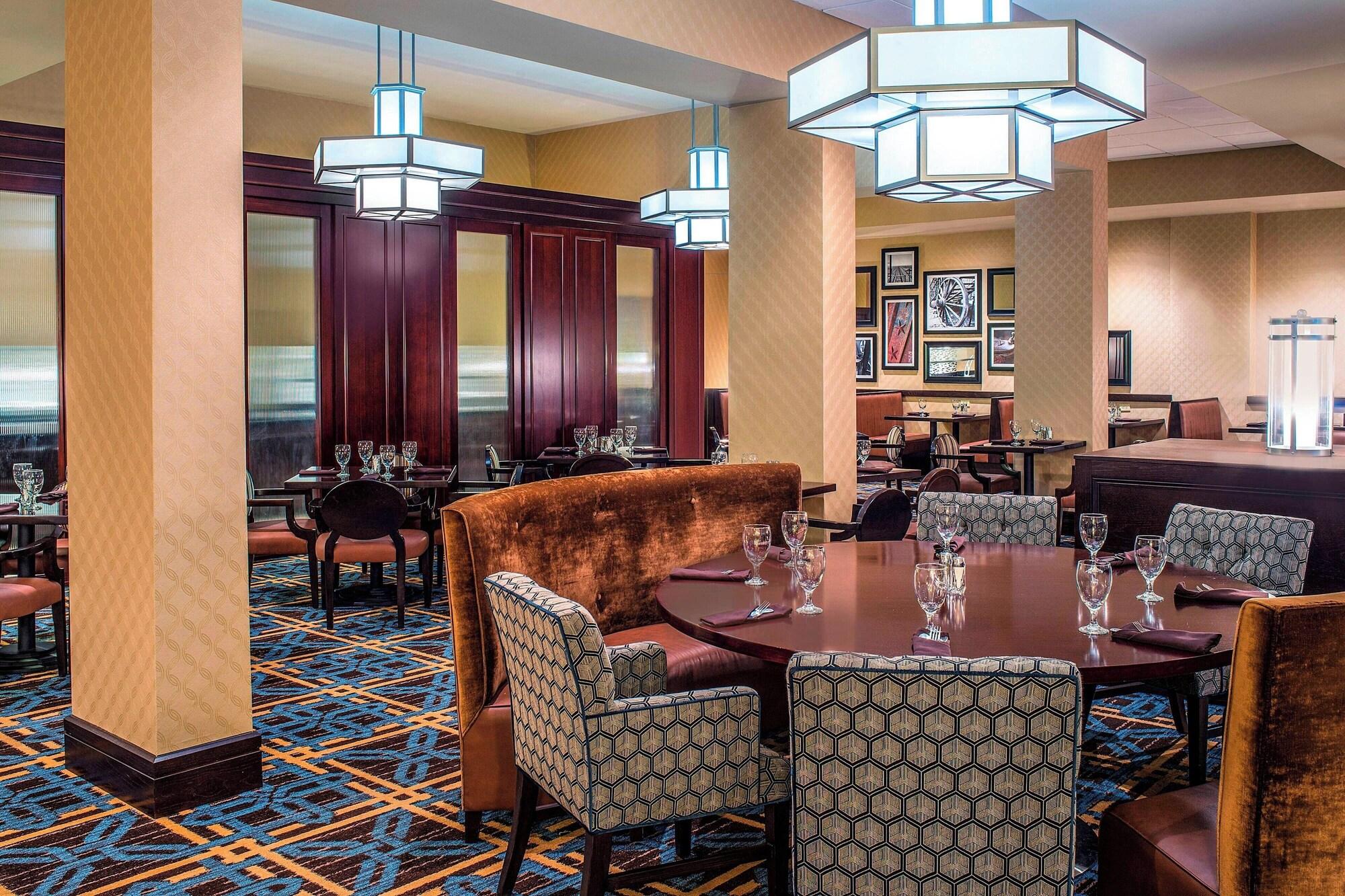 Restaurant Sheraton North Houston at George Bush Intercontinental