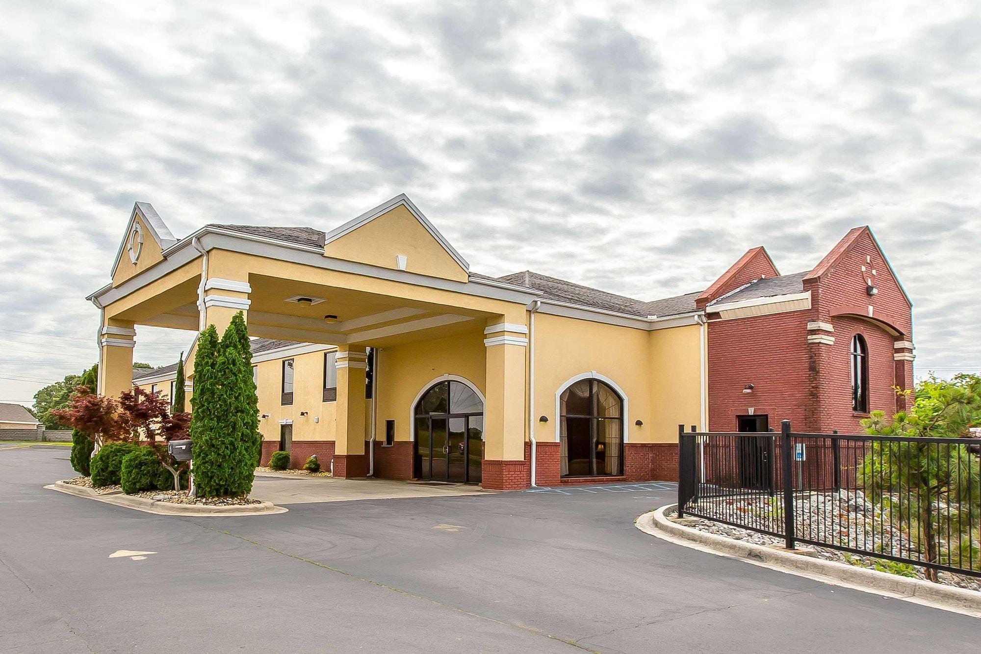 Vista Exterior Quality Inn Hanceville US Hwy 31
