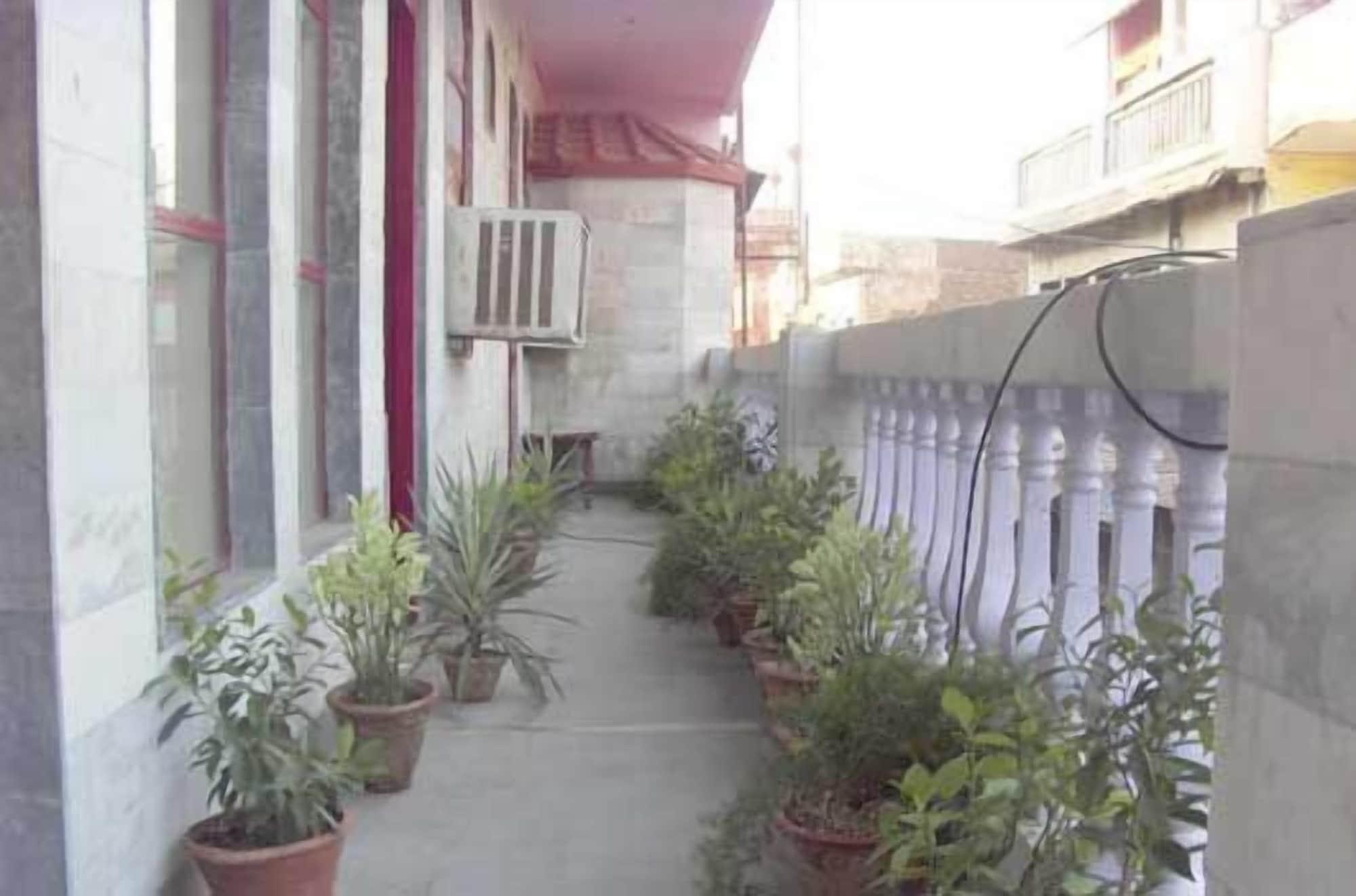 Varios Hotel Raj Bed & Breakfast