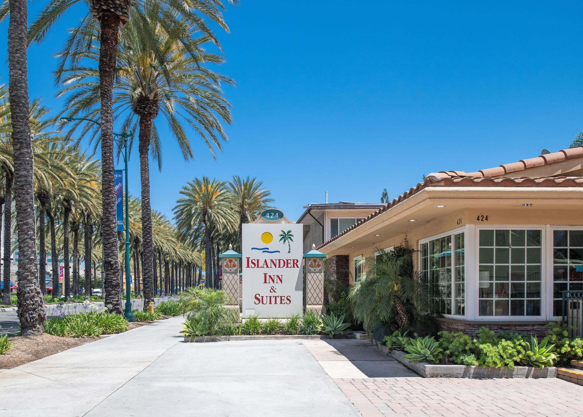 Vista Exterior Anaheim Islander Inn and suites near Park and Convention center