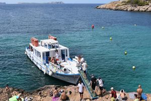 Actividad - Descubre la playa Cala Salada en barco de madera tradicional - Traslado solo ida desde Sant Antoni