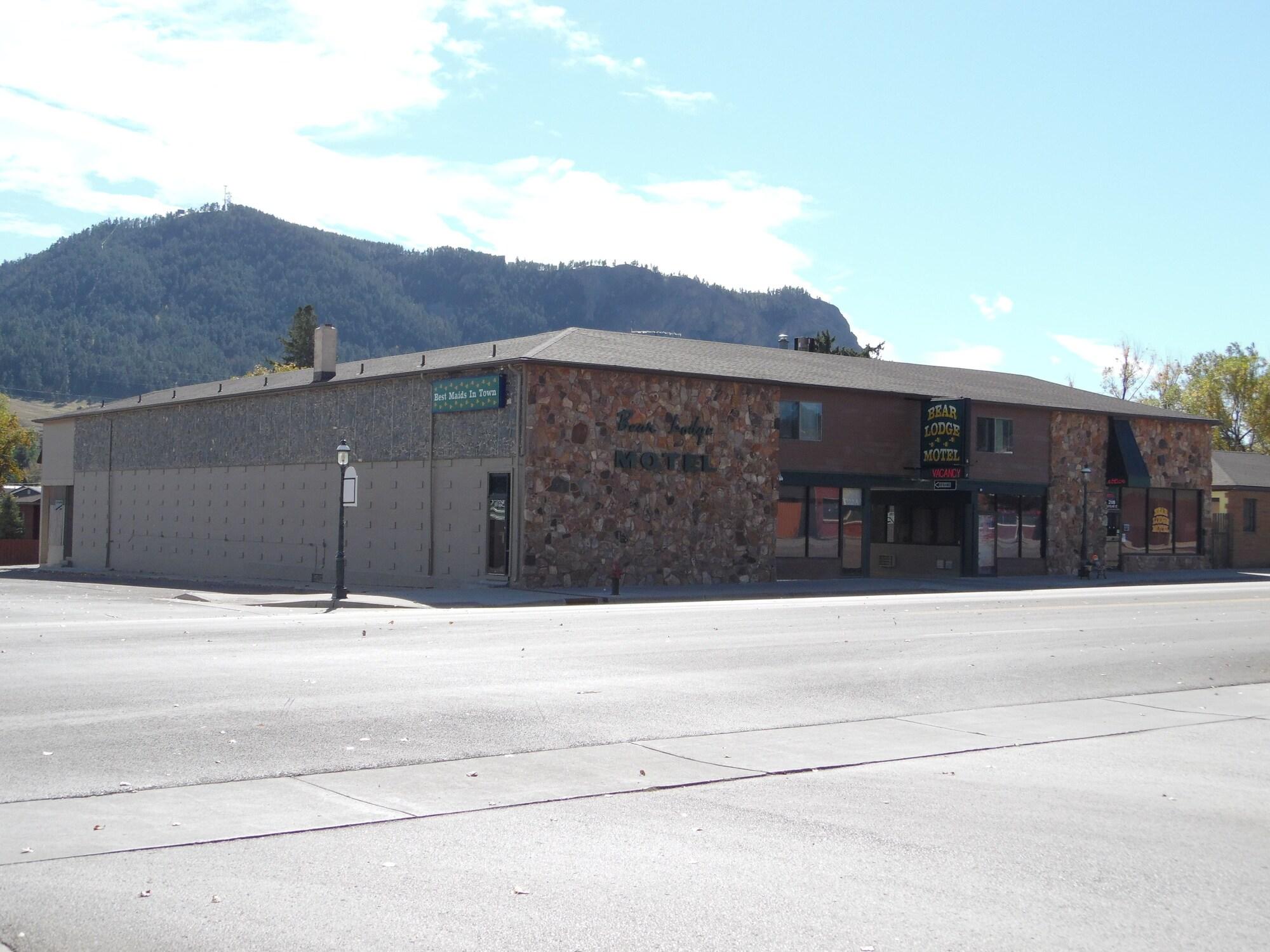 Varios Bear Lodge Motel