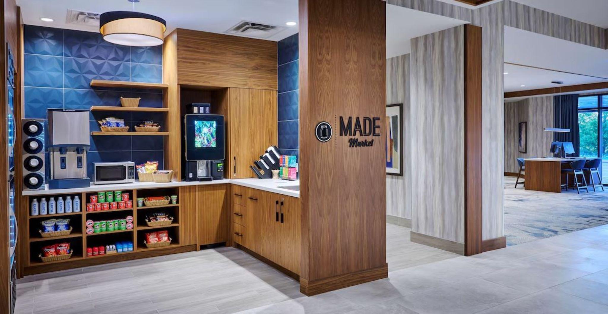 Vista Lobby DoubleTree by Hilton Windsor Hotel & Suites