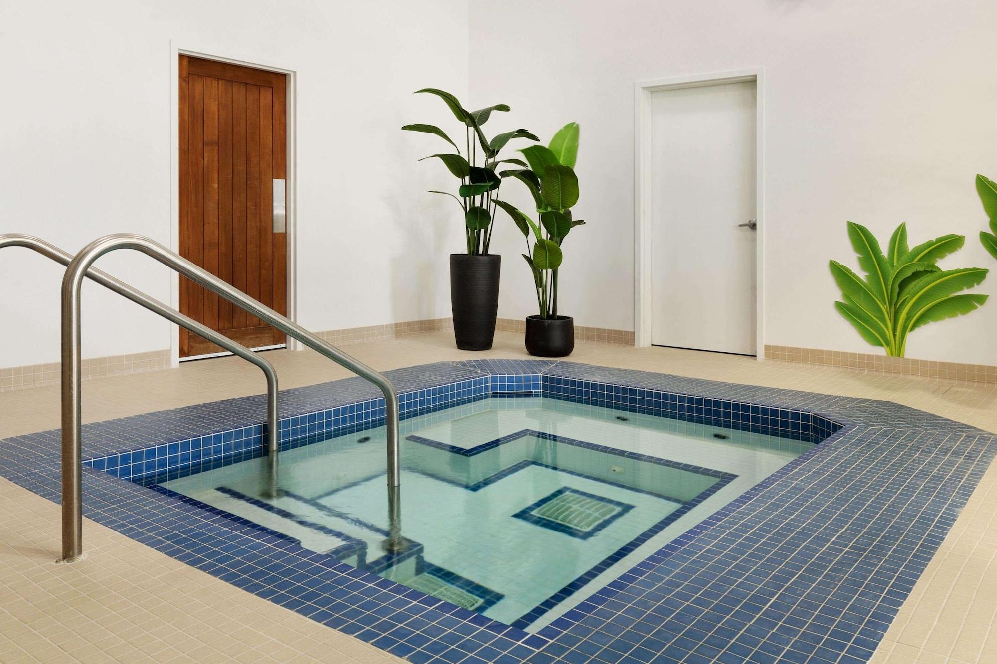 Spa Microtel Inn & Suites by Wyndham Weyburn