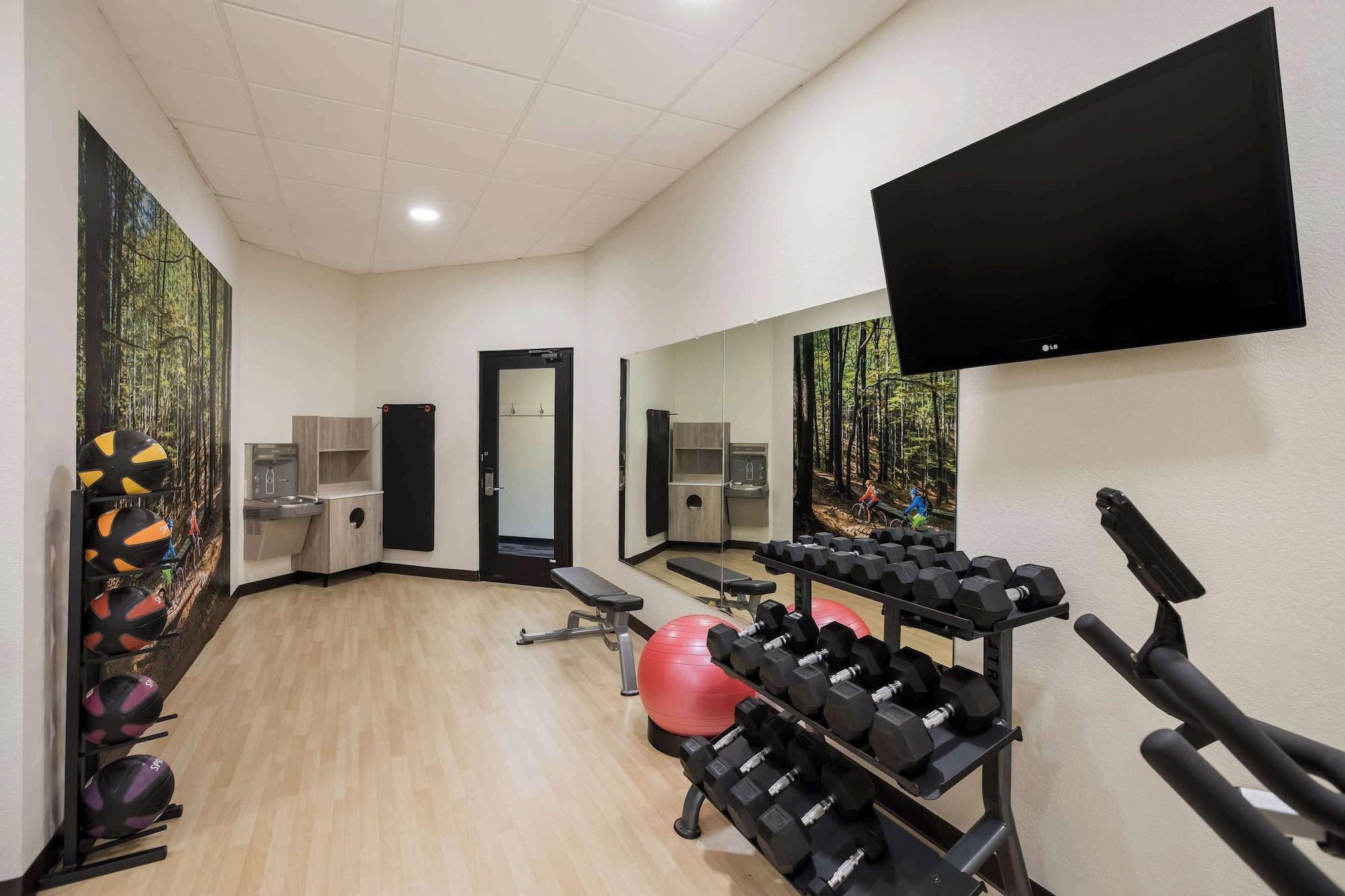 Gimnasio Clarion Pointe Sylva near Cherokee Area