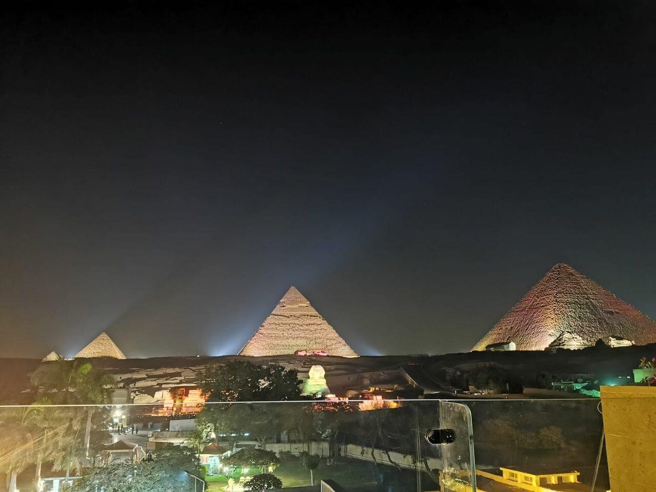 Varios Malak pyramids inn