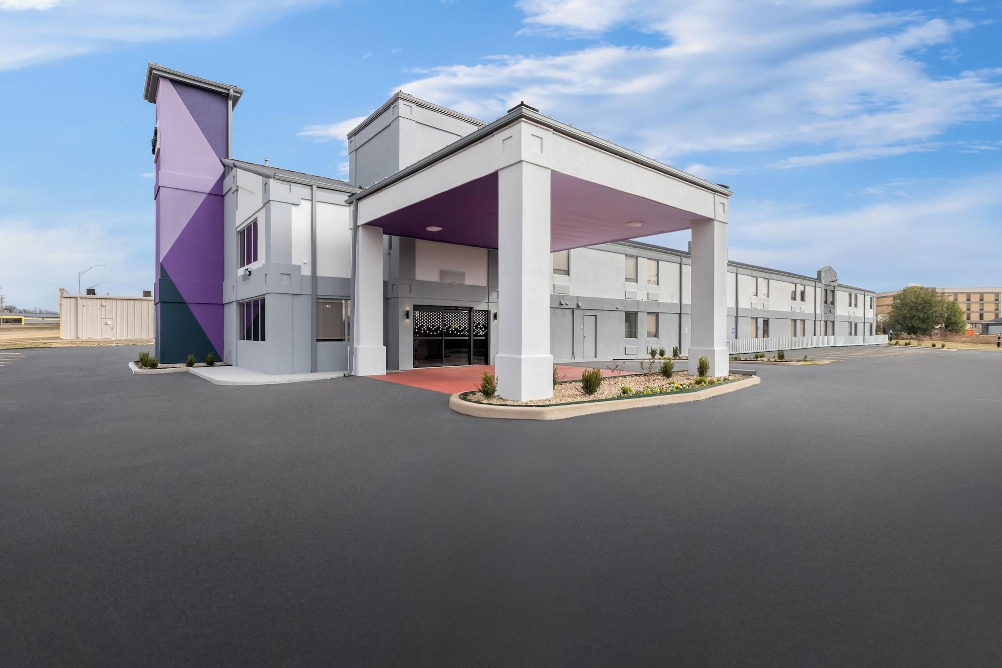 Vista Exterior Spark by Hilton Muskogee