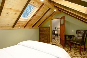 Alquiler Vacacional - 30-Acre Horse Ranch Upscale Cabin w/Pool, Otdr. Fireplace, Trails, River & Pond.