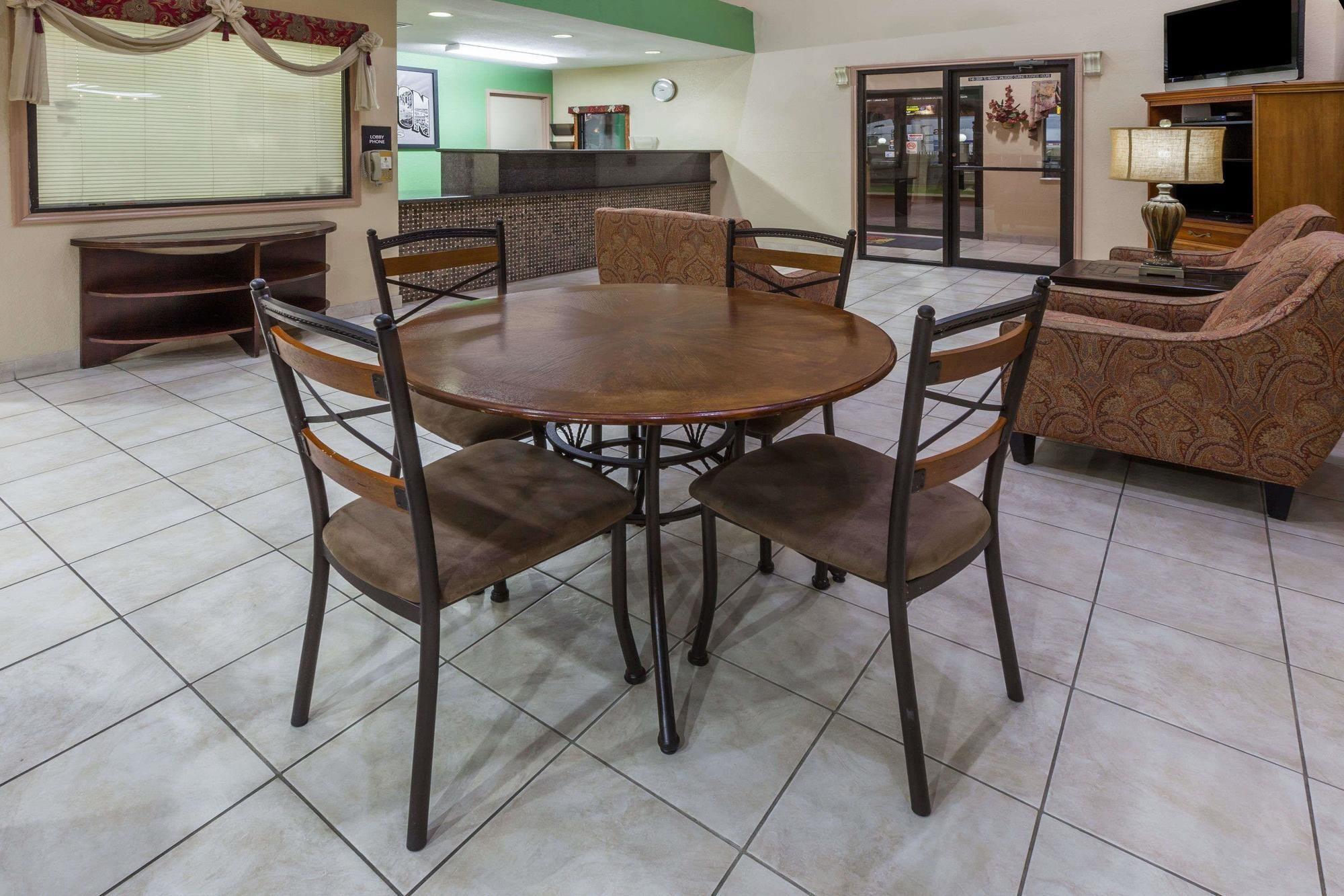 Vista Lobby Super 8 by Wyndham Houston/Downtown/I-610
