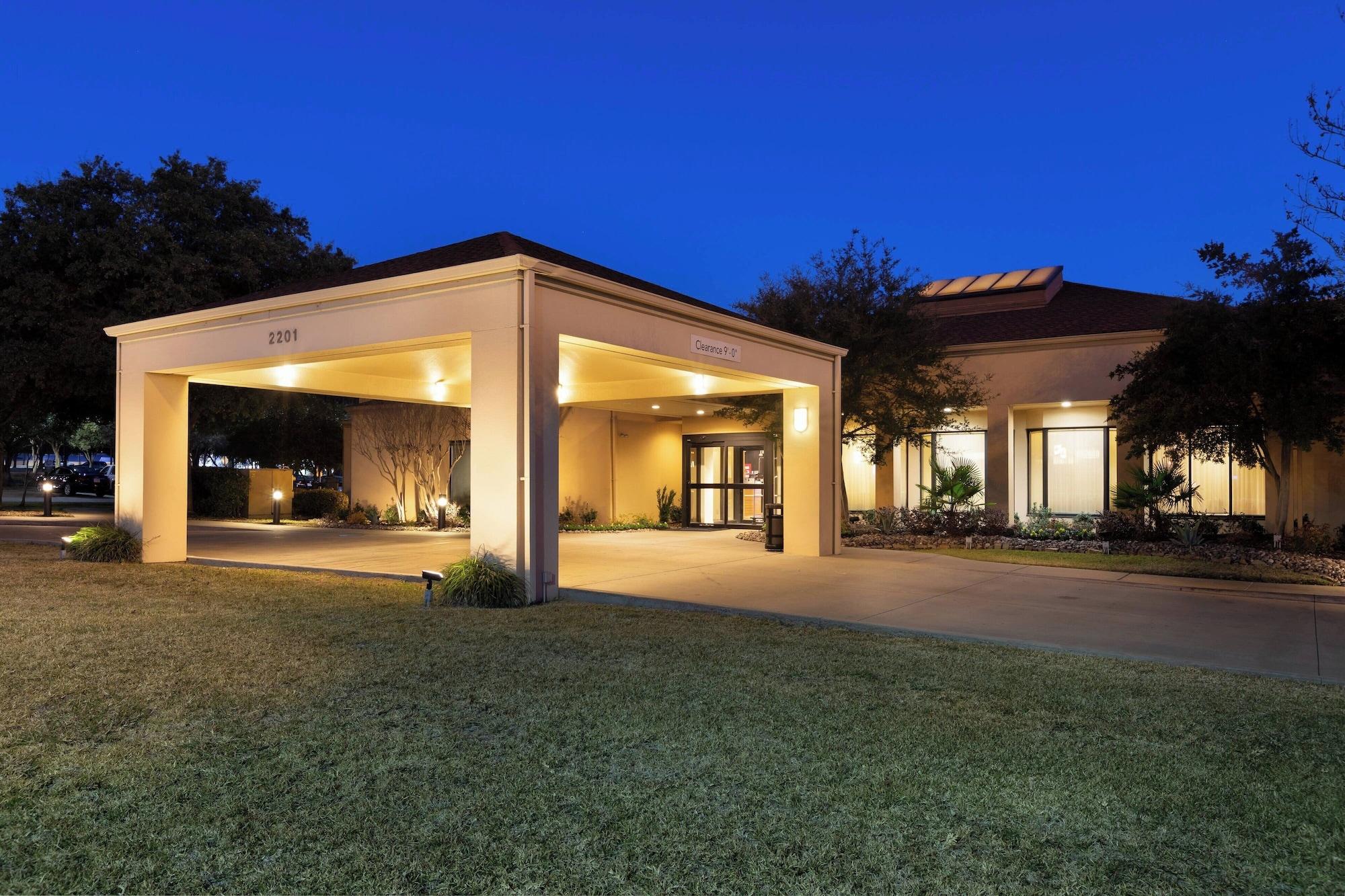 Vista Exterior Courtyard by Marriott Dallas-Fort Worth/Bedford