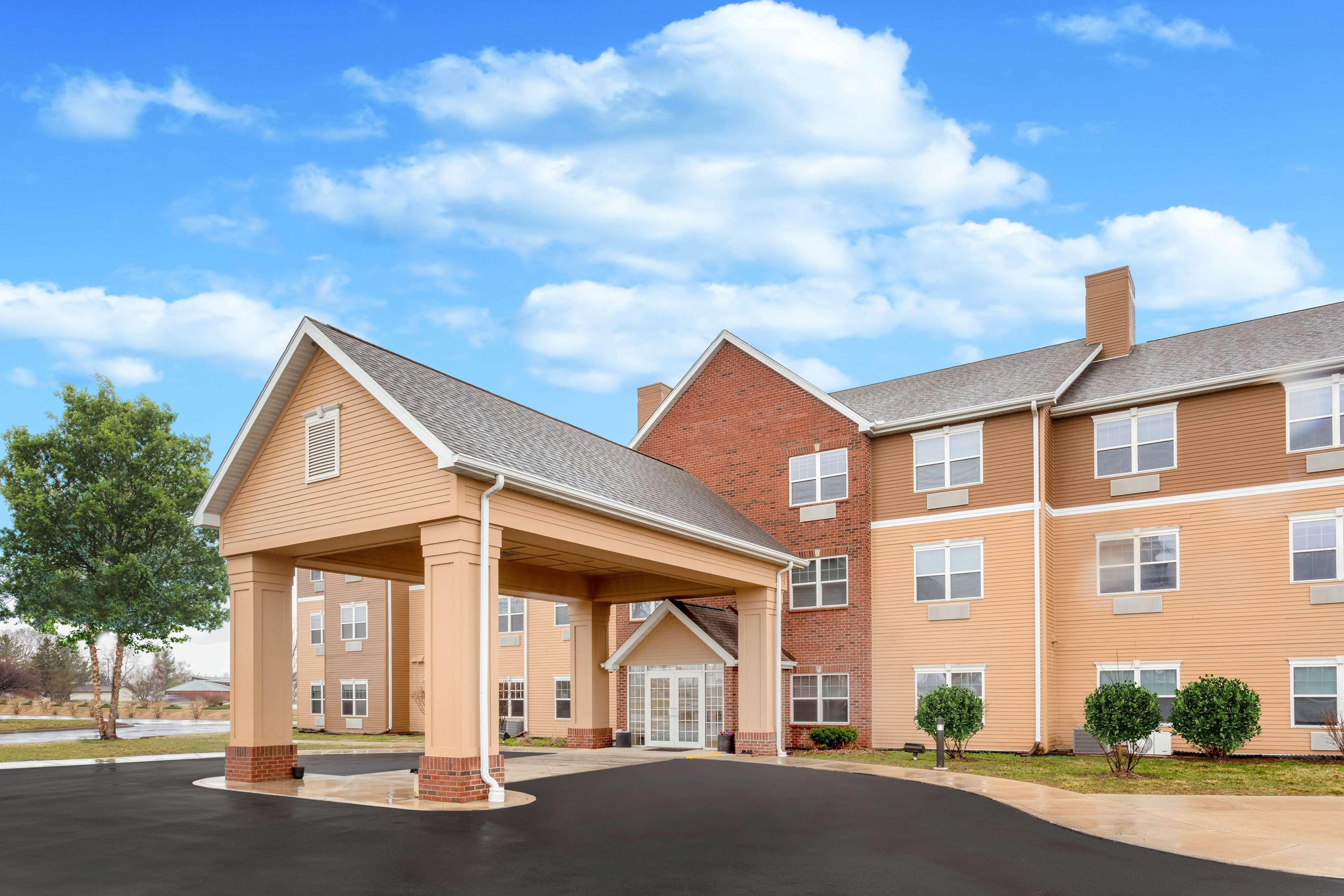 Vista Exterior AmericInn by Wyndham Fulton Clinton