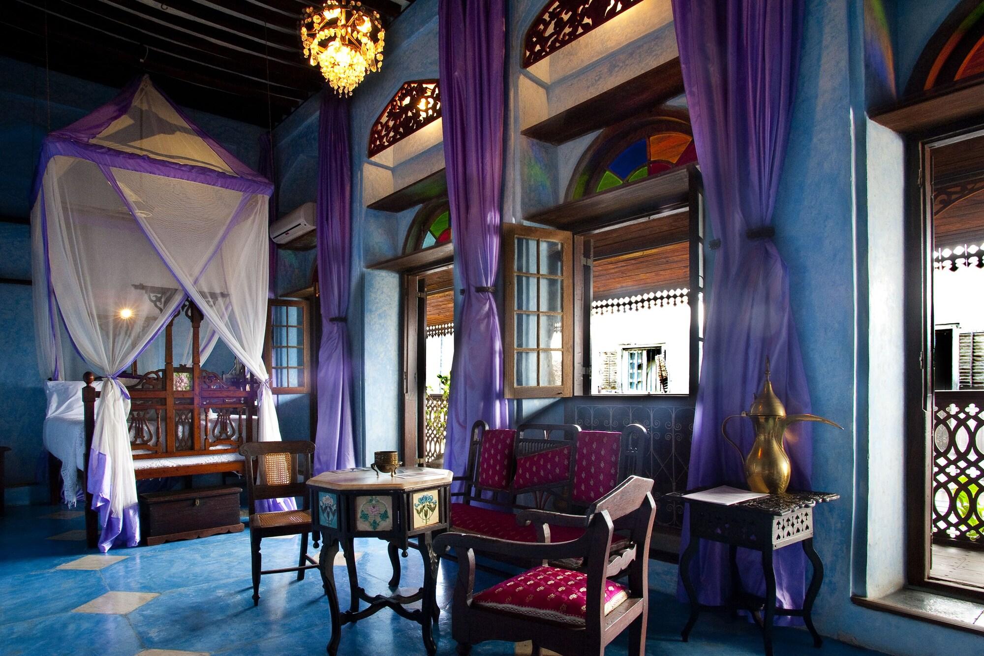 Varios Emerson Spice Hotel