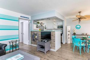 Renta temporal - Mid Mari - Gorgeous Nautical Condo Near Beach, Shops & Restaurants- Condo 105