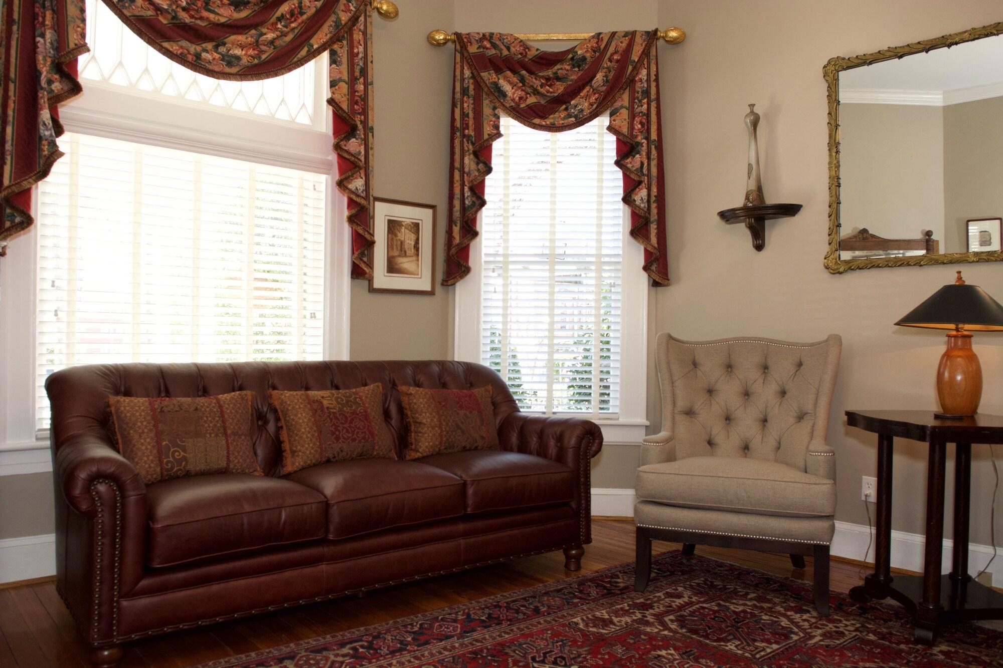 Vista Lobby Bluff View Inn